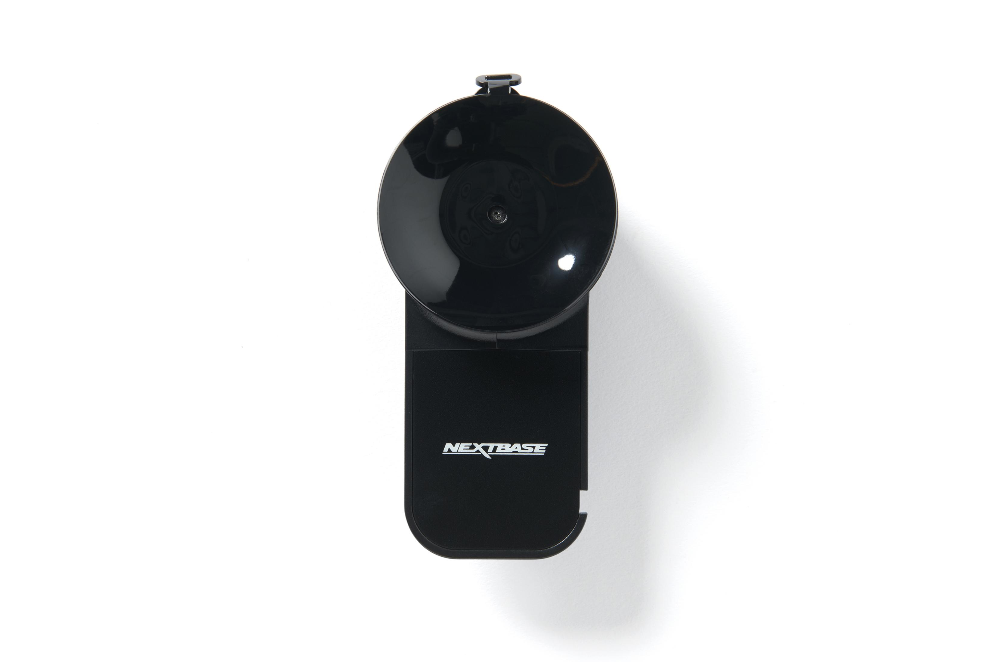 Eine schwarze Dashcam mit Saugnapf auf weißem Untergrund montiert.