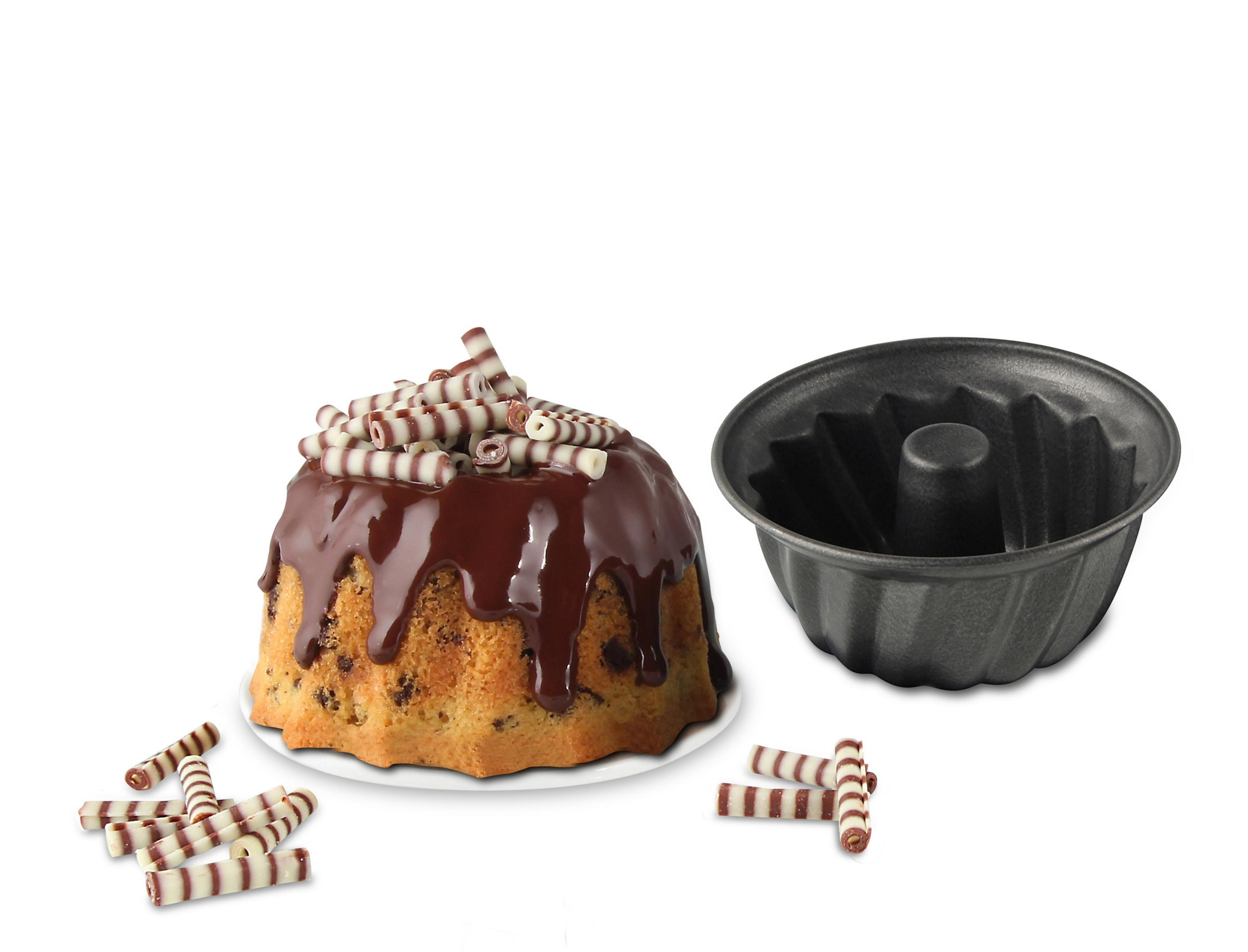 Ein Schokoladenkuchen mit Schokoladenüberzug und Locken, neben einer leeren Gugelhupfform auf weißem Untergrund.