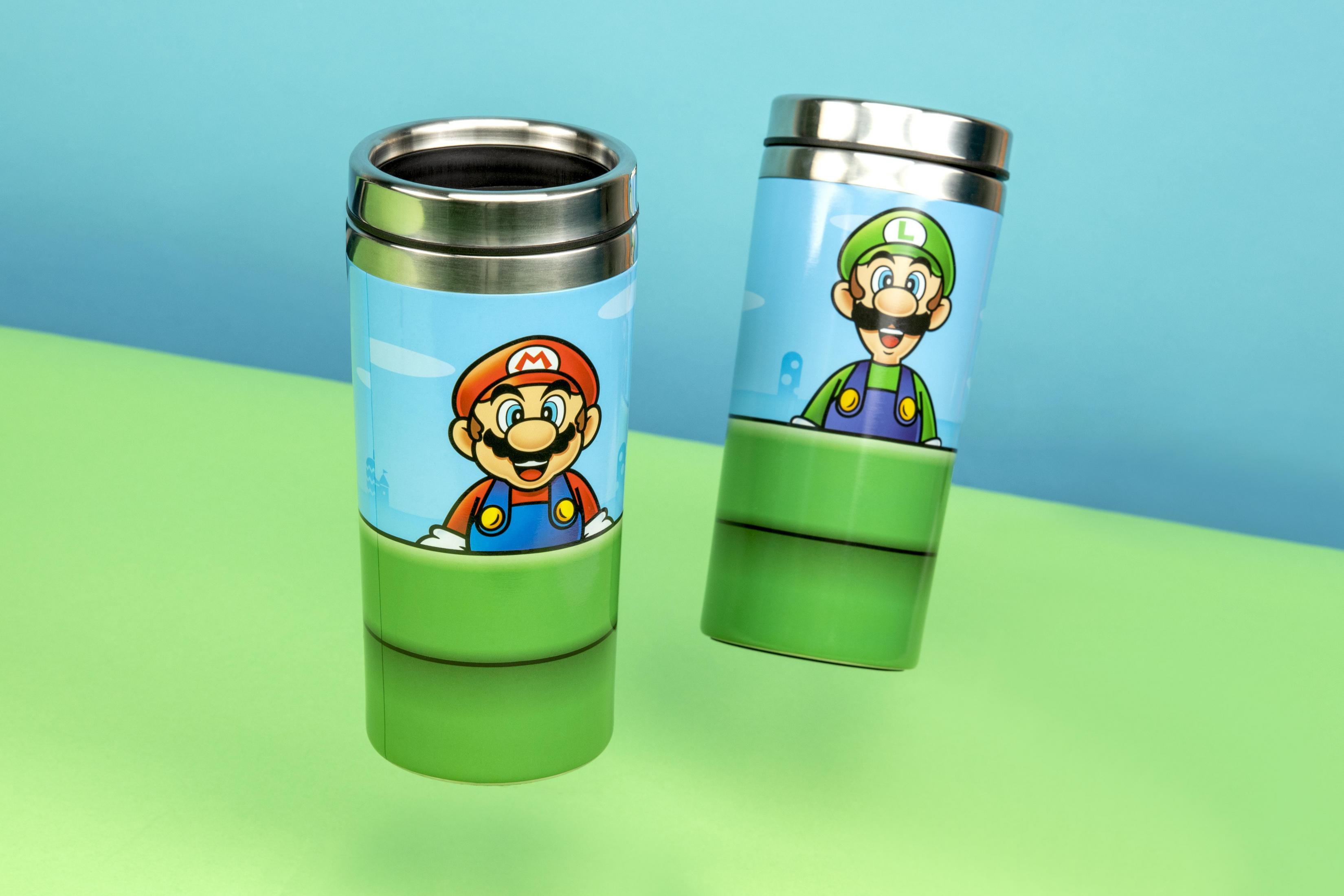 Zwei Mario-Tassen mit Mario- und Luigi-Illustrationen. Grüner und blauer Hintergrund.