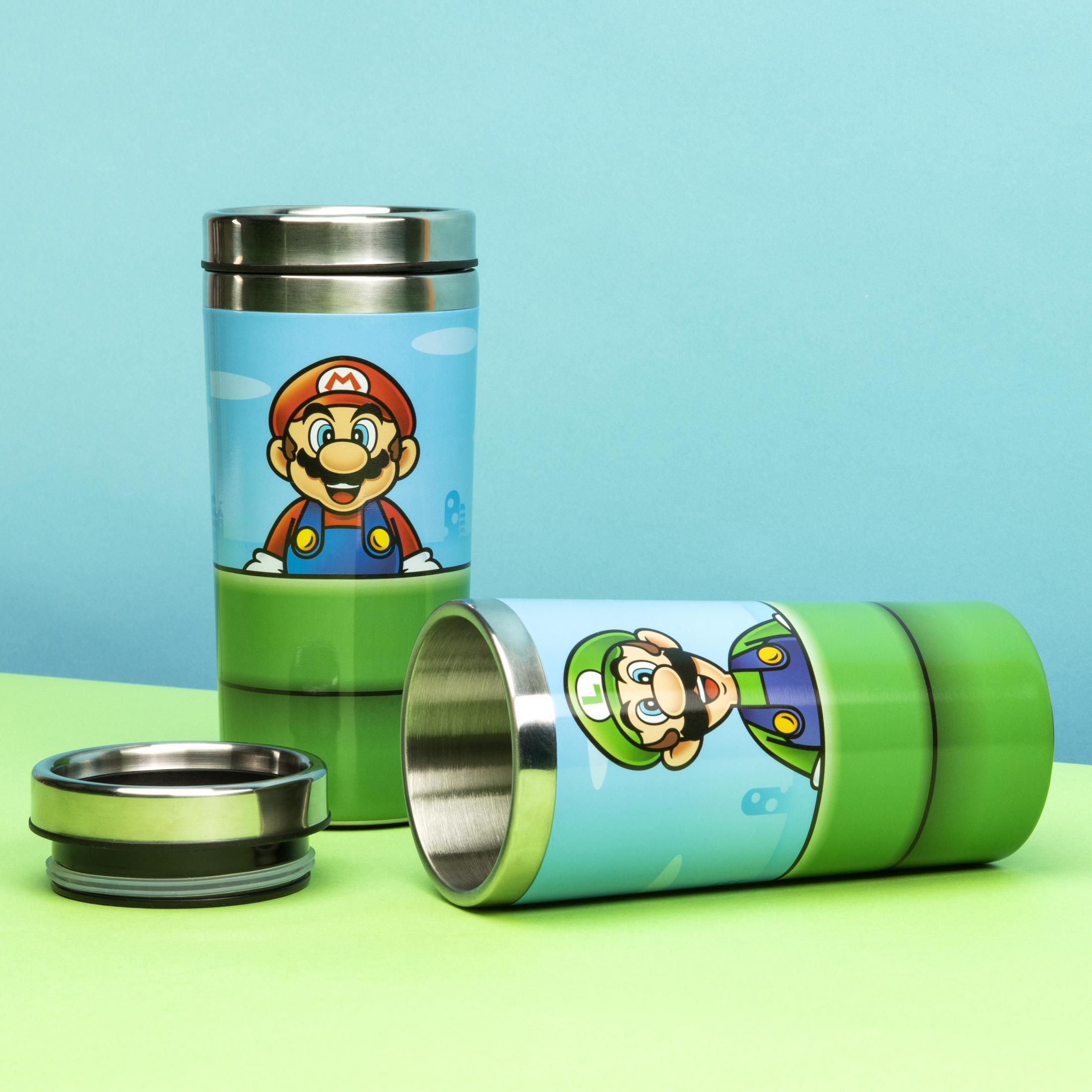 Zwei Super Mario Reisebecher: Mario und Luigi auf Grün und Blau.