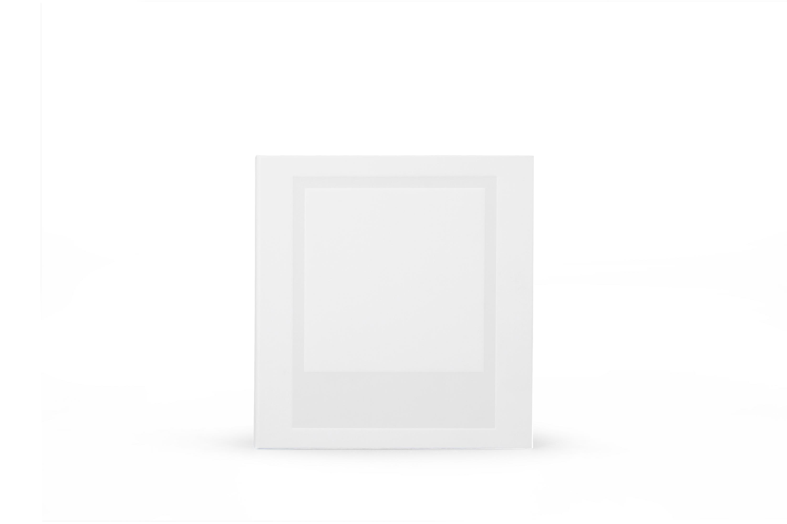 Ein quadratischer, weißer Rahmen auf weißem Hintergrund, ähnlich einem Polaroid.