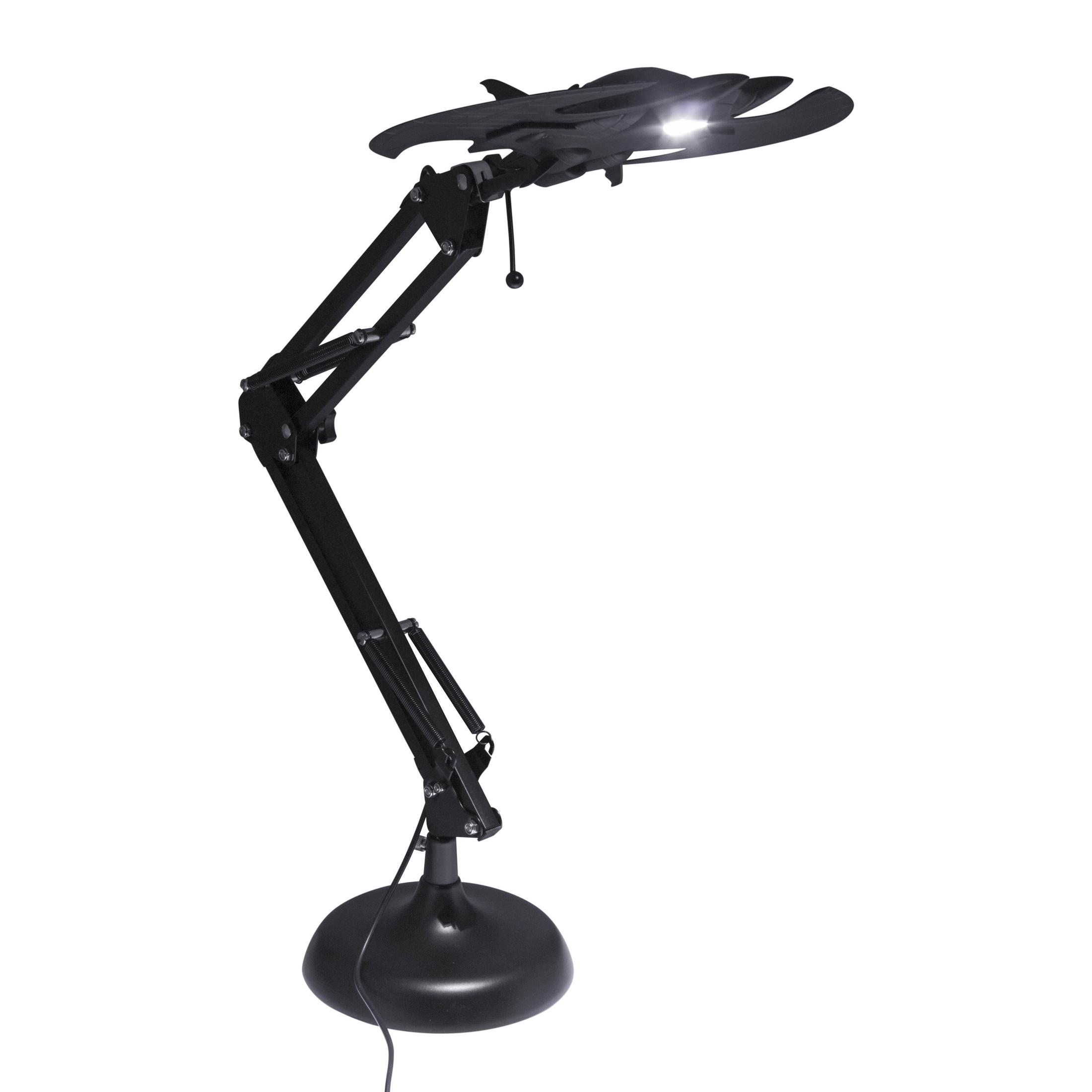 Eine schwarze Schreibtischlampe mit verstellbaren Armen und hellem Licht auf weißem Hintergrund.
