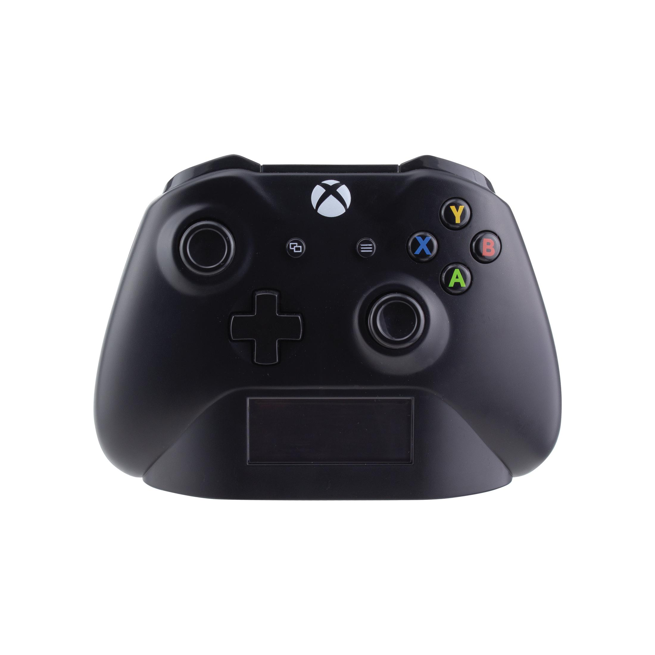 Controller Xbox nero con pad direzionale, pulsanti e base di ricarica.