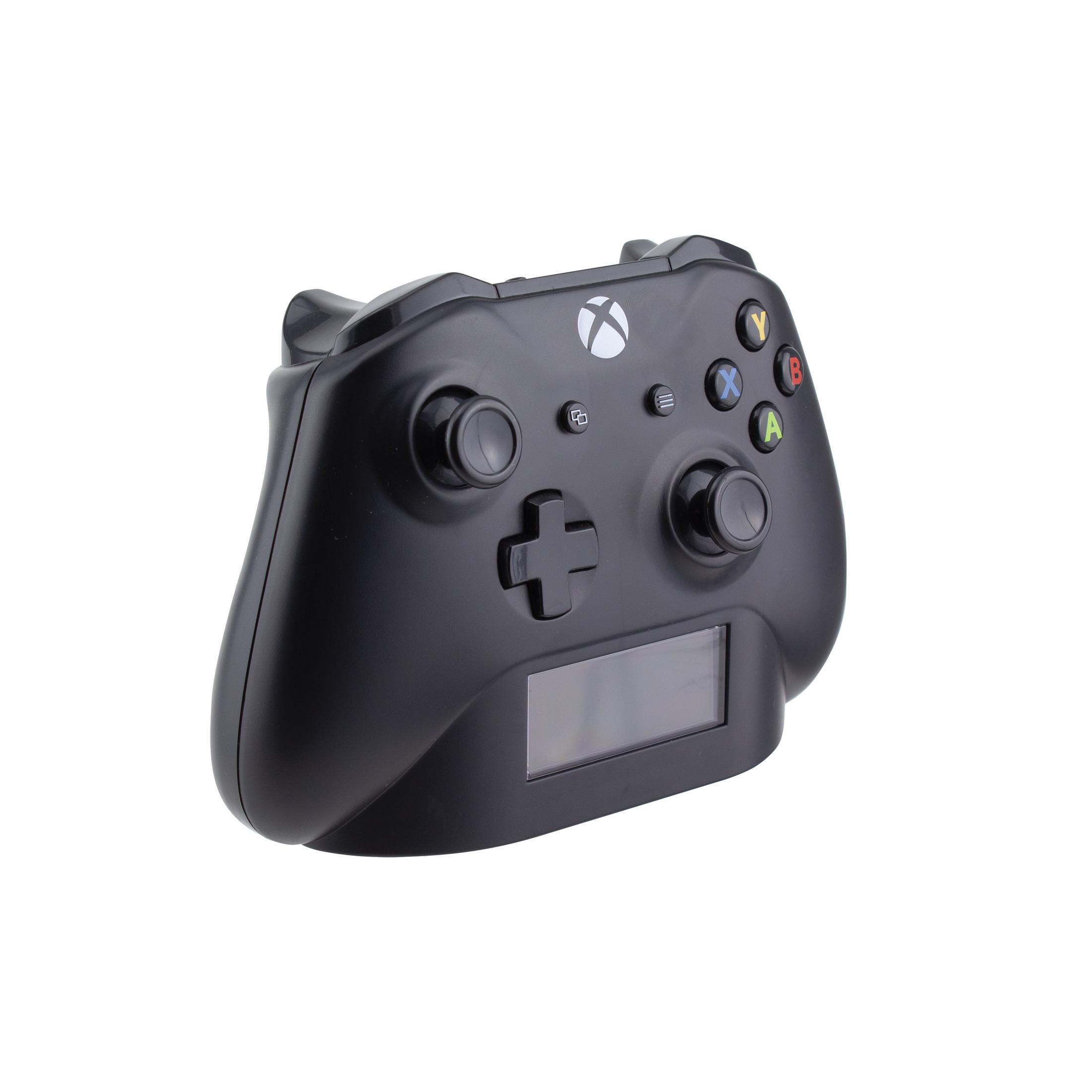 Un controller Xbox nero con pulsanti e uno schermo. Il controller è angolato verso l'osservatore.