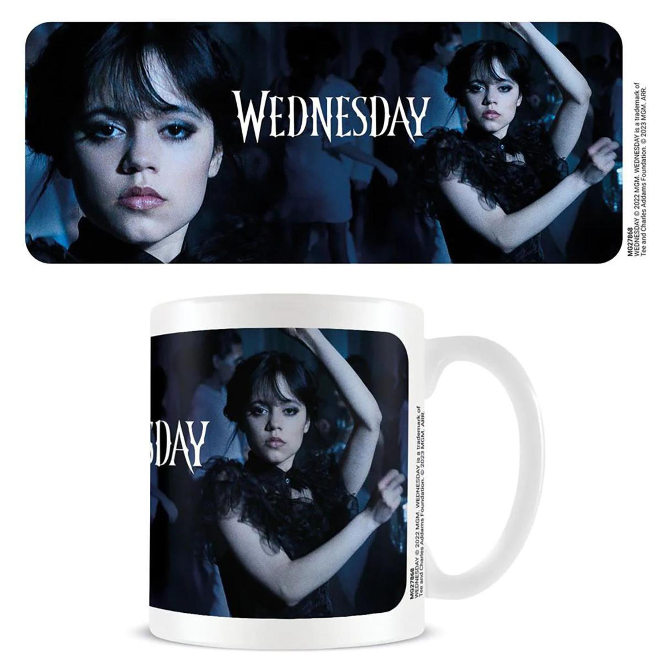 Tasse und Poster von Wednesday Addams, ein Mädchen aus der Wednesday-TV-Show.
