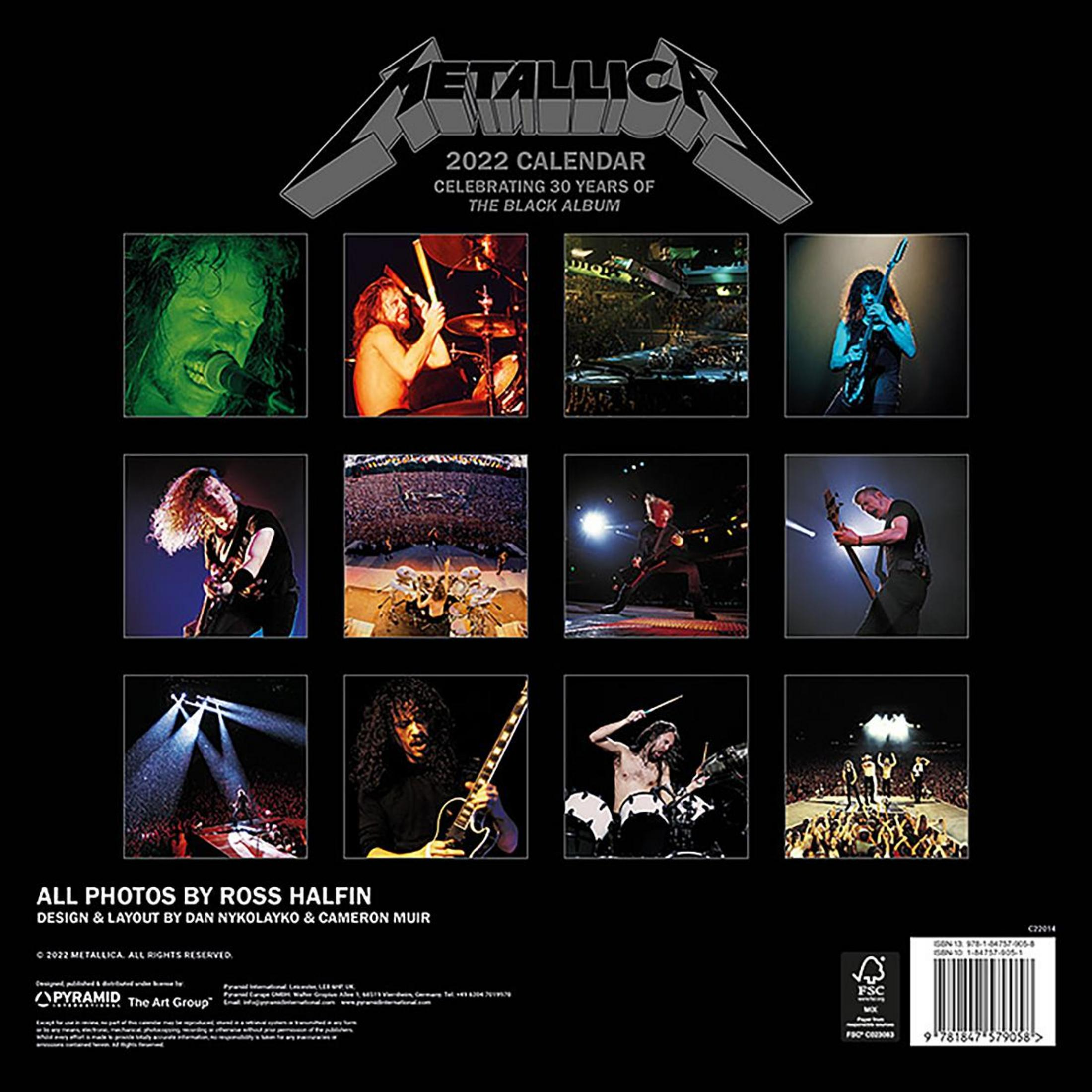 Metallica 2022 Kalender. Bilder der Band beim Spielen auf der Bühne werden auf schwarzem Hintergrund gezeigt.