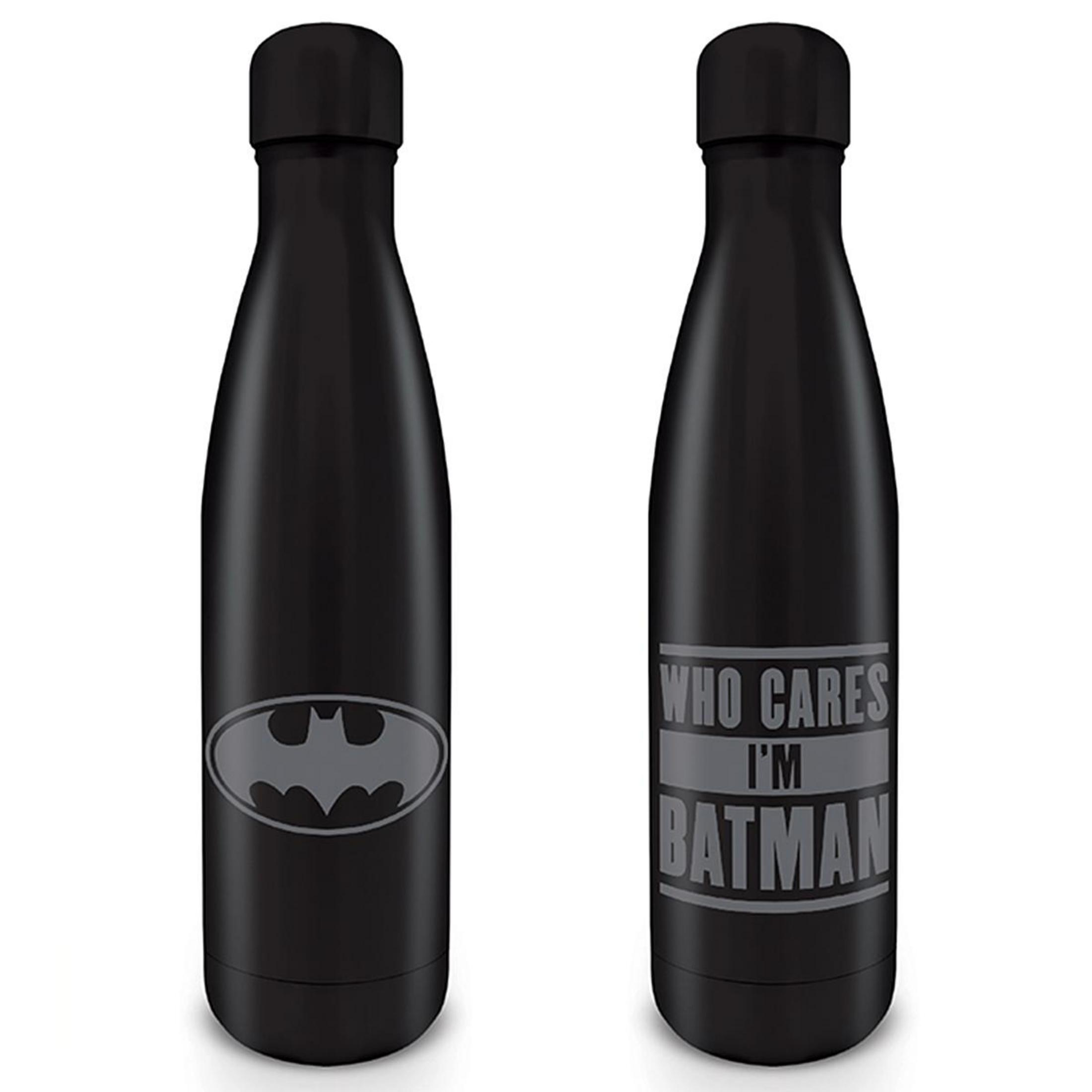 Zwei schwarze Wasserflaschen im Batman-Design. Eine hat das Logo, die andere 'WHO CARES I'M BATMAN'.