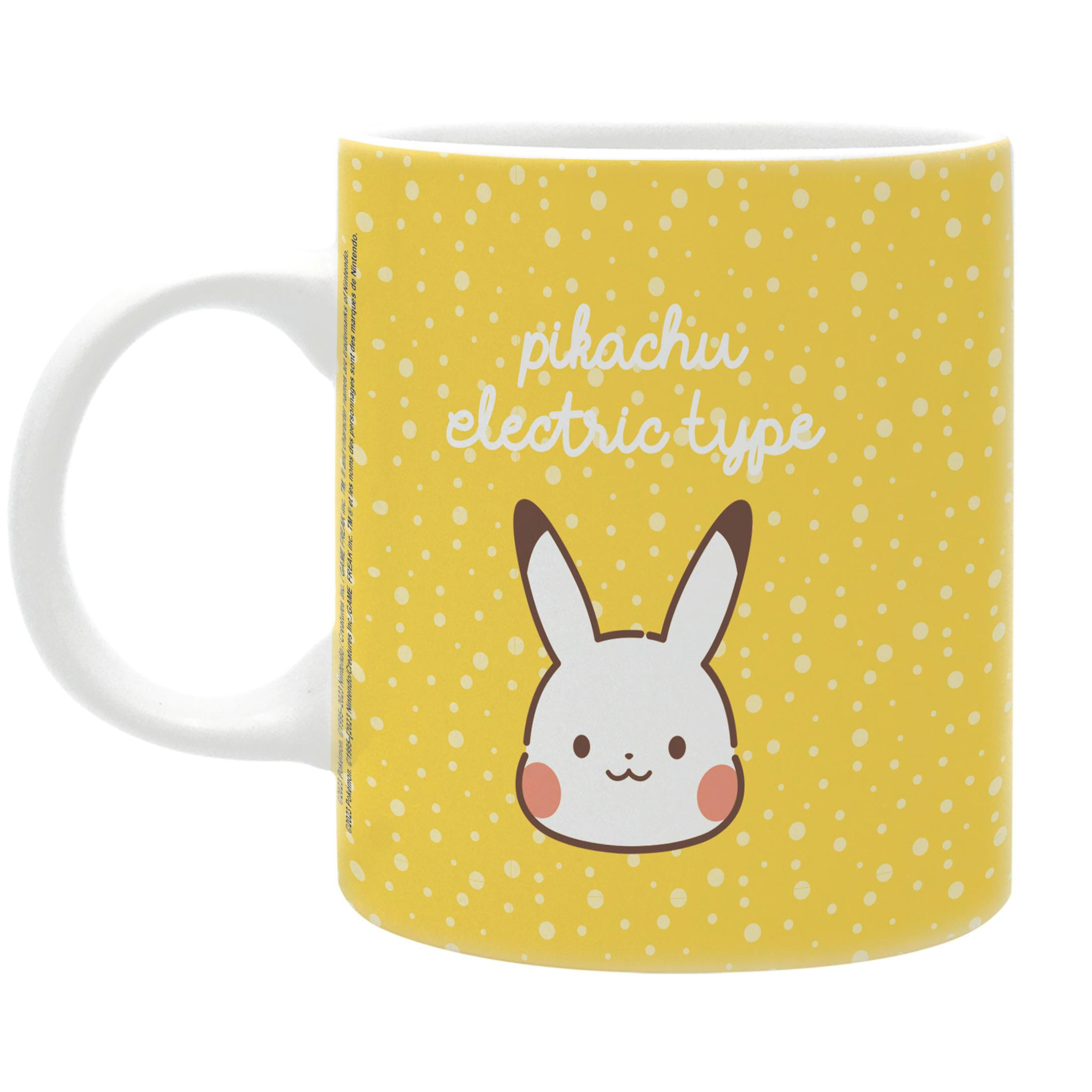 Gelbe Tasse mit Pikachu-Design und dem Text: Pikachu electric type.