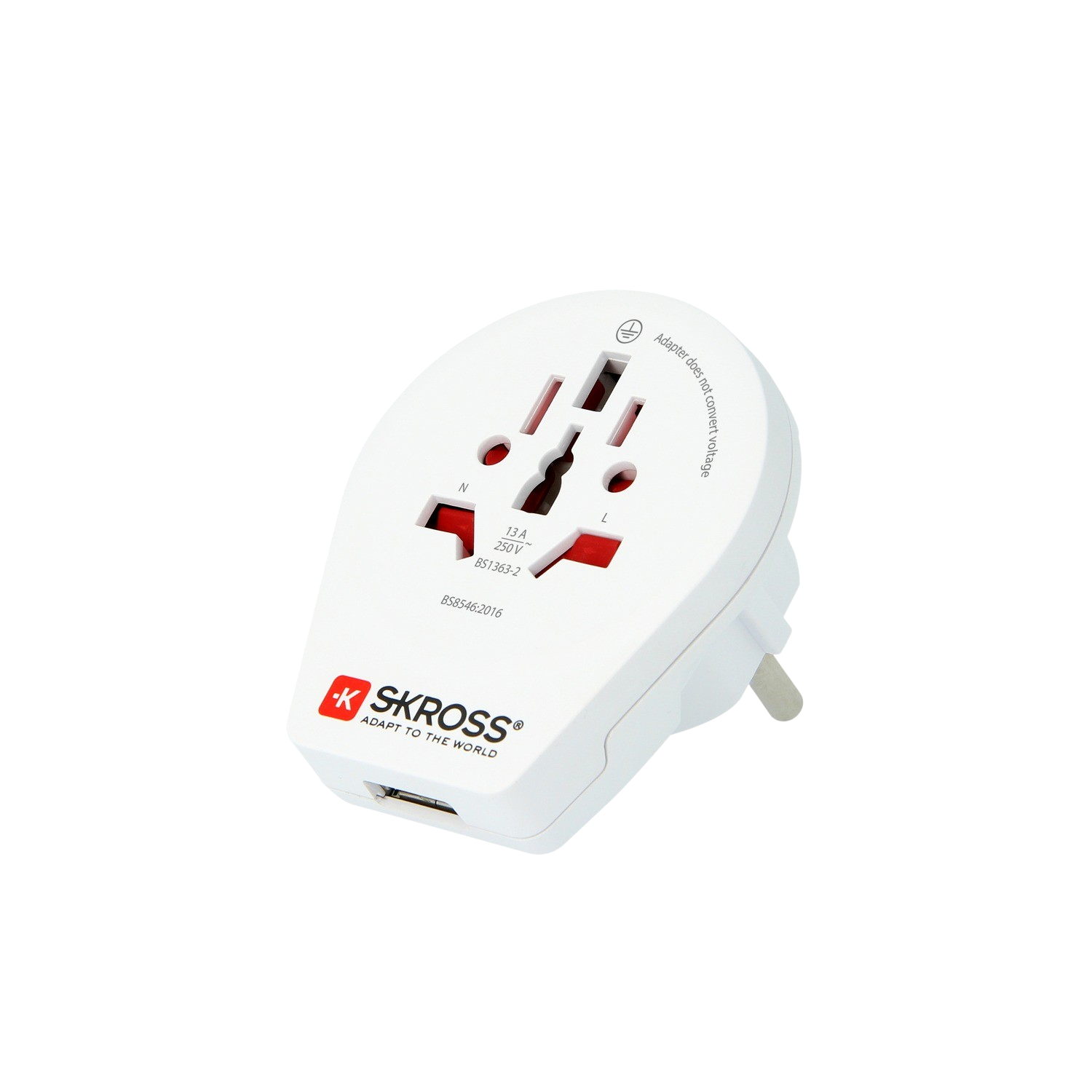 Ein weißer Reiseadapter. Es hat mehrere Steckertypen und einen USB-Anschluss.