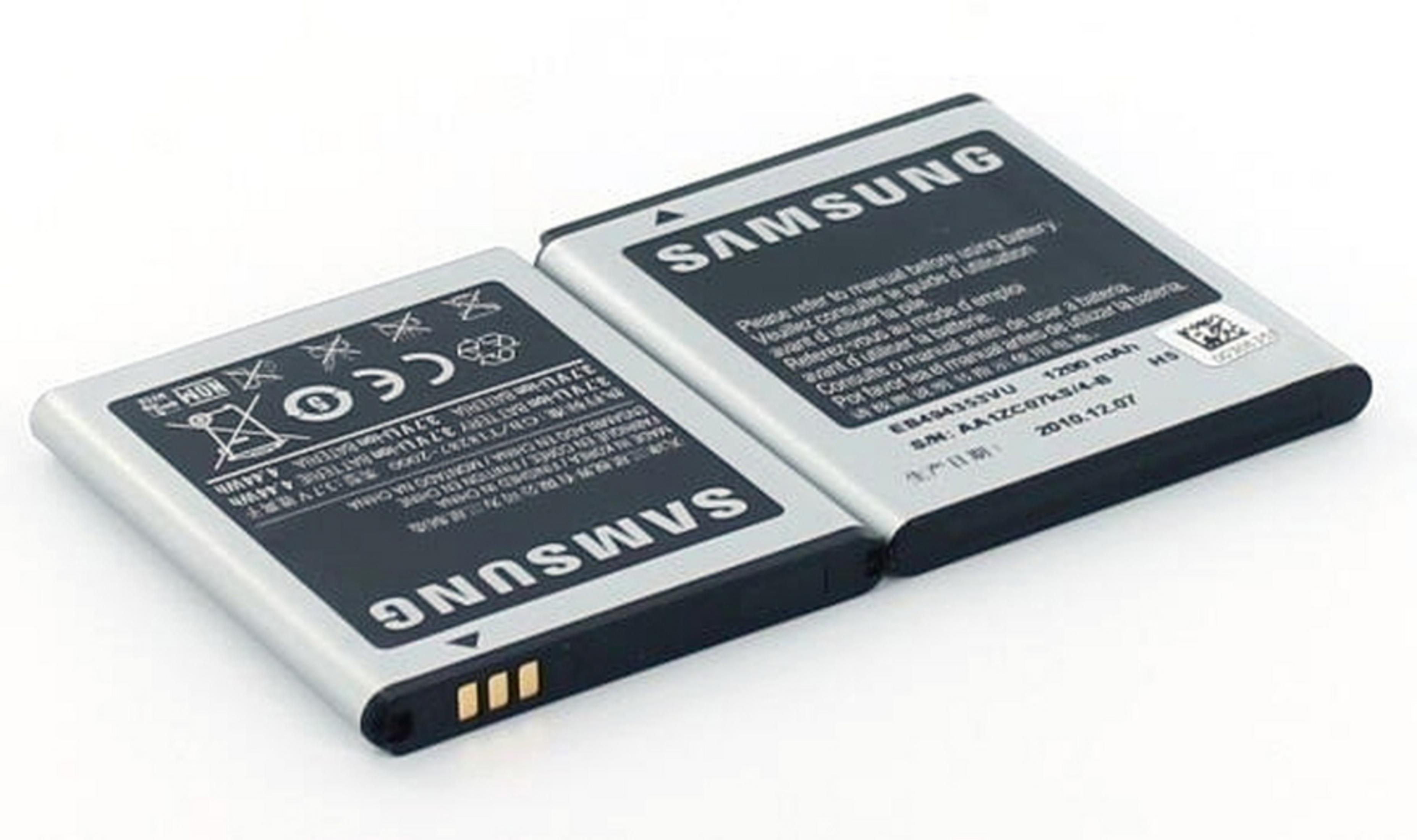 Zwei schwarze und silberne Samsung-Telefonbatterien. Sie liegen auf weißem Untergrund und haben Etiketten.