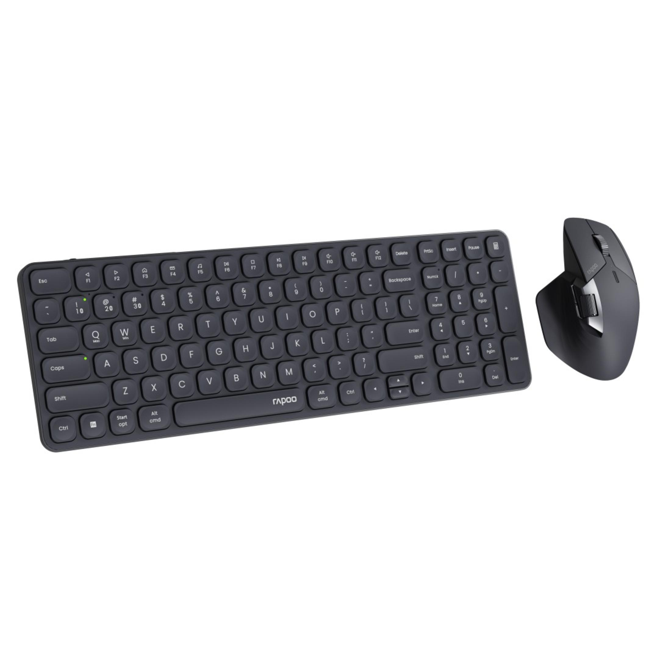 Una tastiera nera e un mouse nero su sfondo bianco. La tastiera è compatta e il mouse è ergonomico.