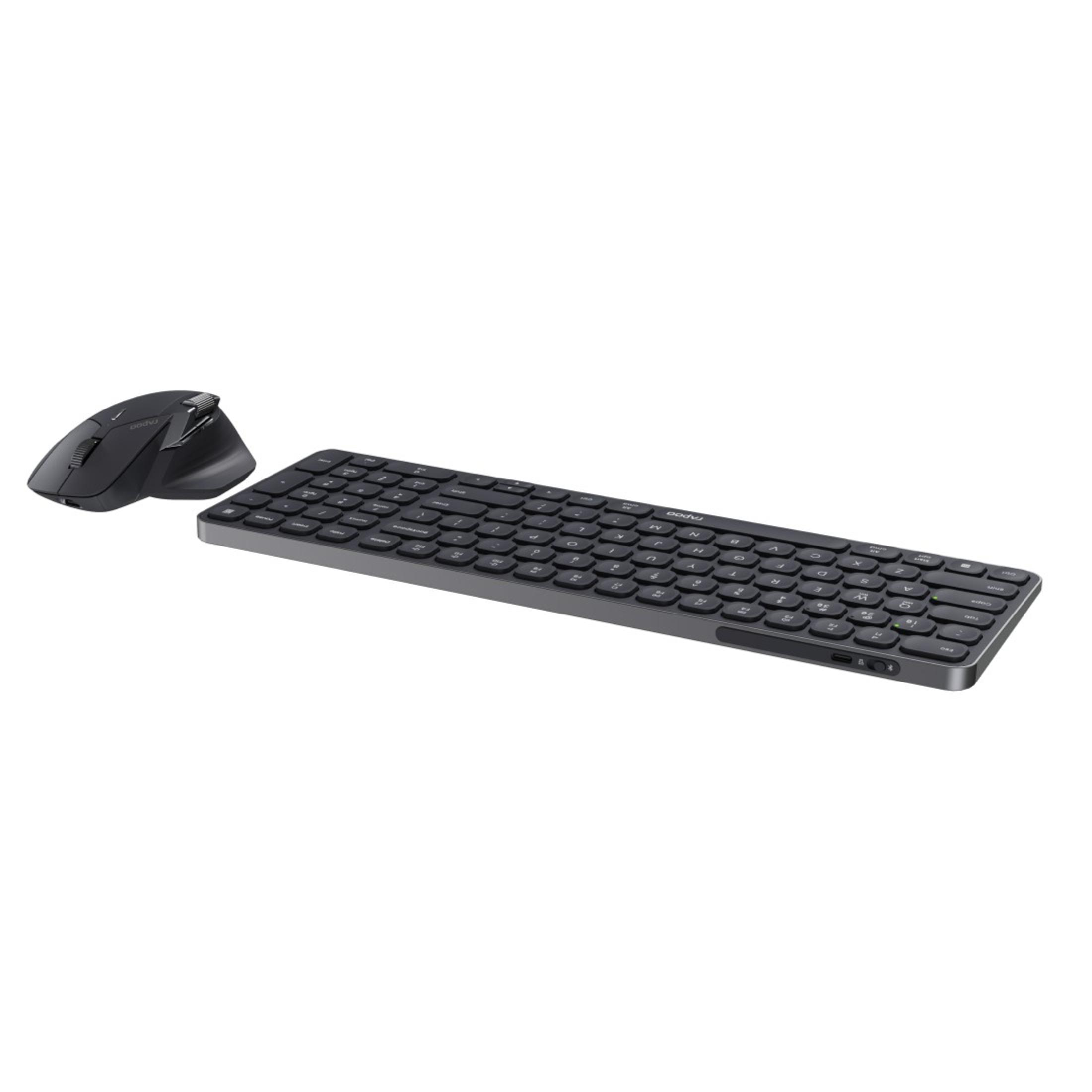 Un set di tastiera e mouse wireless neri su sfondo bianco.
