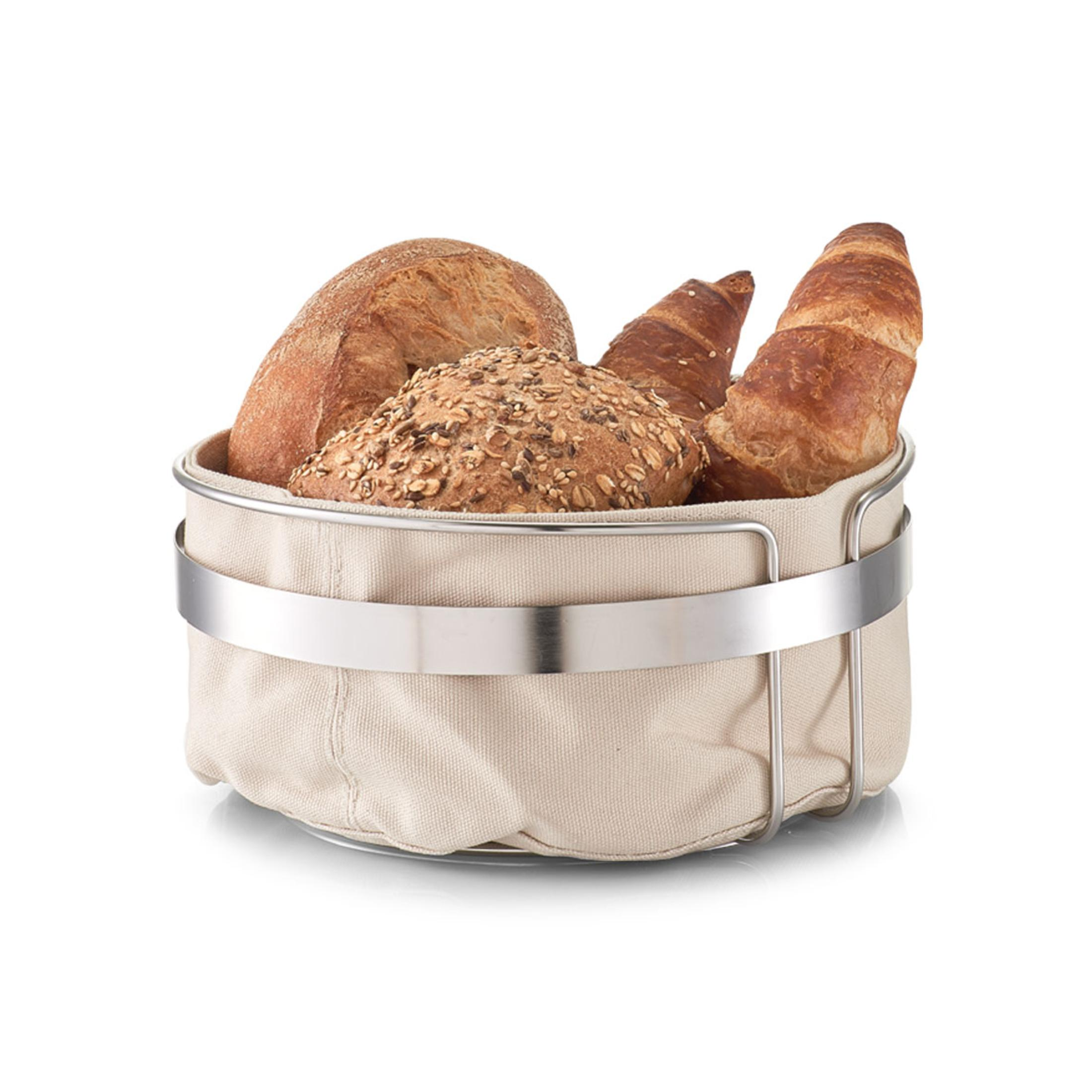 Brot und Croissants in einem Metall- und Stoffkorb.