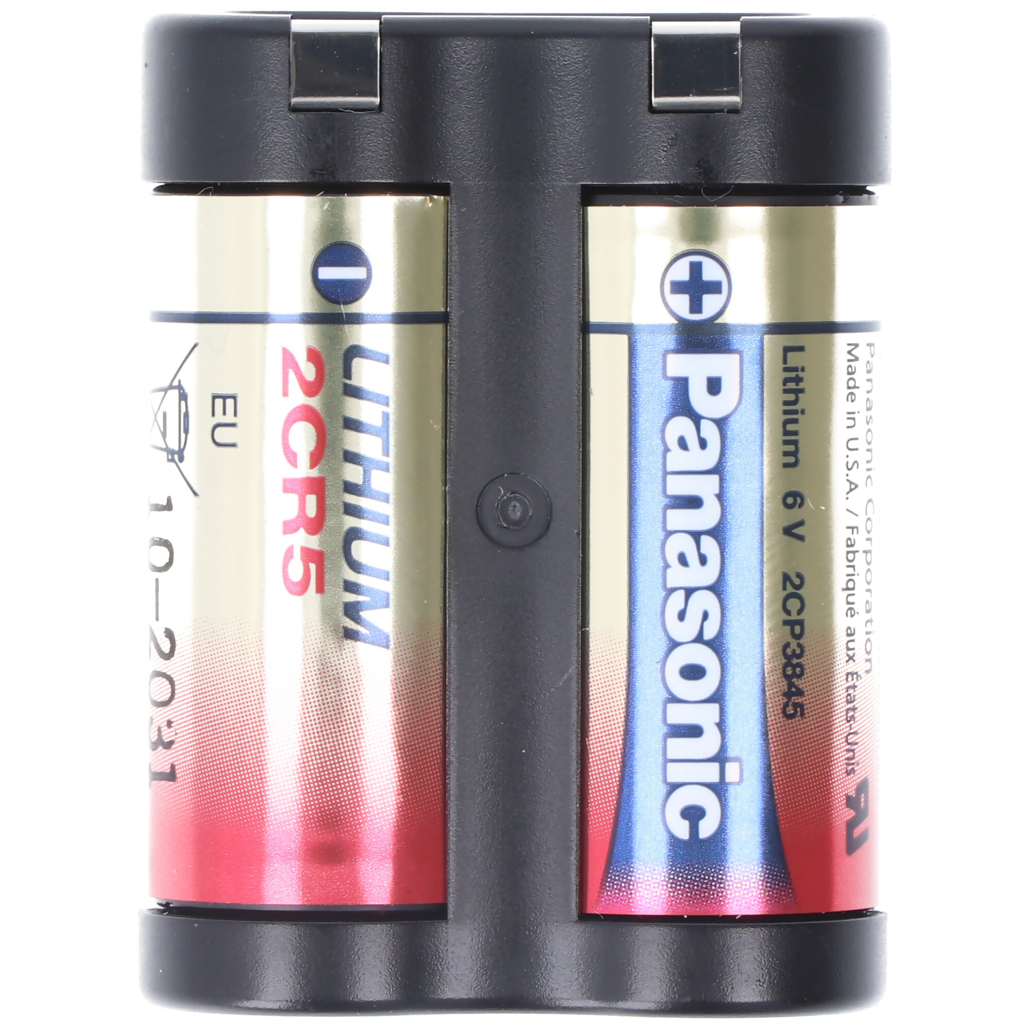 Zwei Lithium-Batterien in einem schwarzen Halter. Etiketten sichtbar. Weißer Hintergrund.