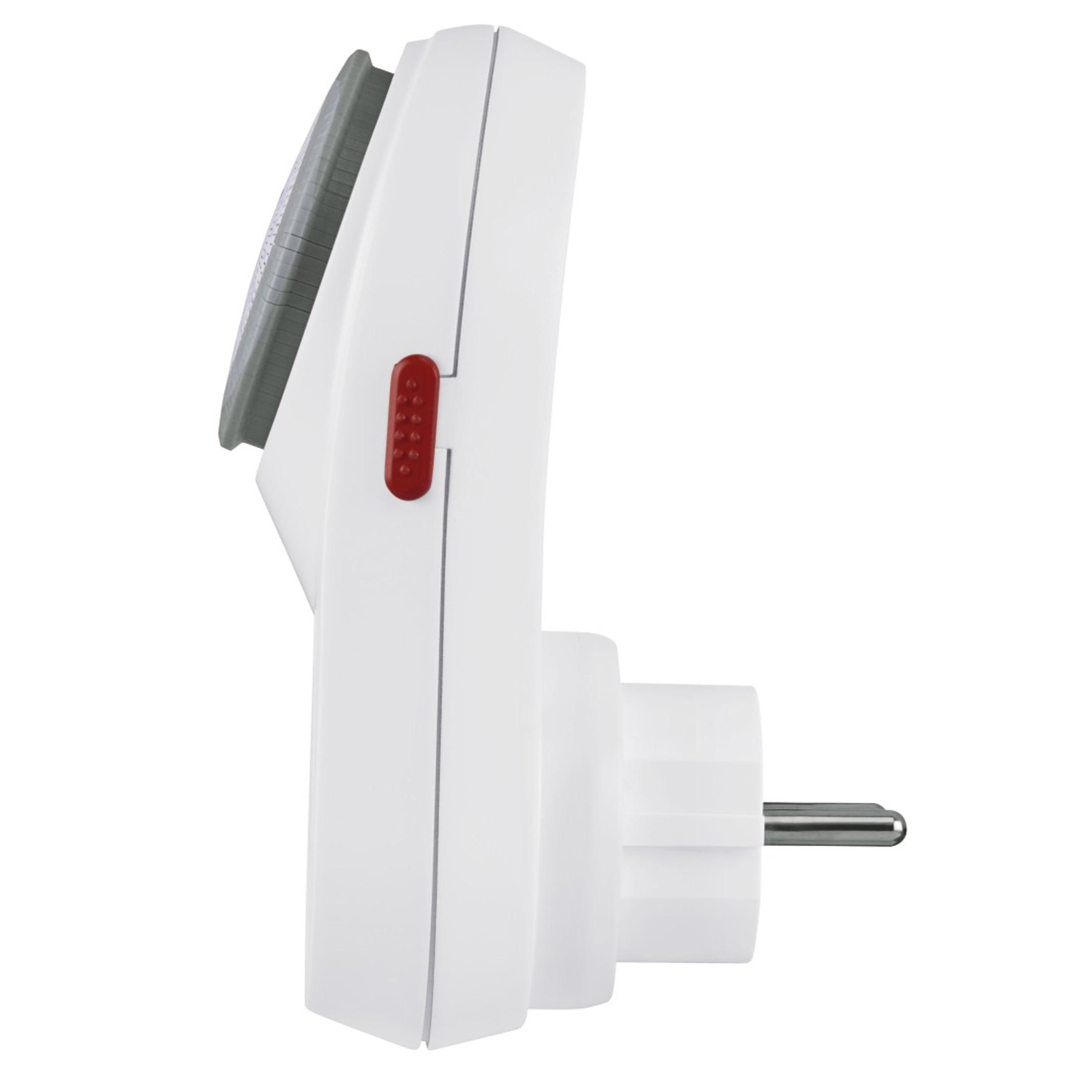 Weißer Steckdosenadapter mit grauem Oberteil und roter Taste. Seitenansicht, weißer Hintergrund.