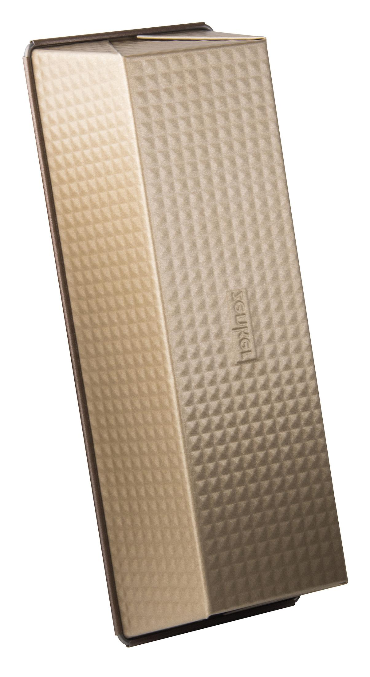 Goldene rechteckige Backform. Diamantmuster, auf weißem Hintergrund.