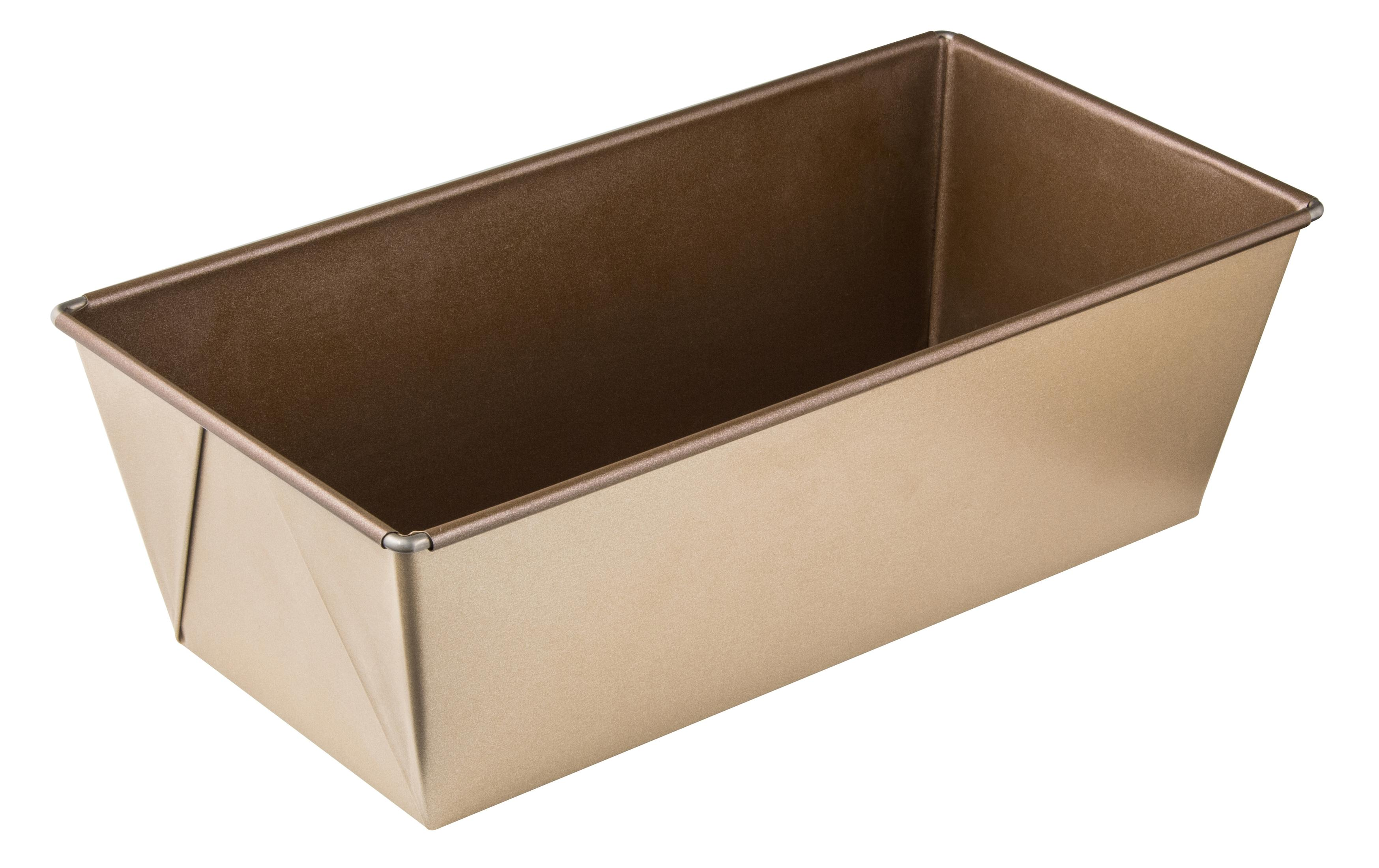 Eine goldene Brotform, rechteckig mit abgeschrägten Seiten und flachem Boden, freigestellt auf Weiß.