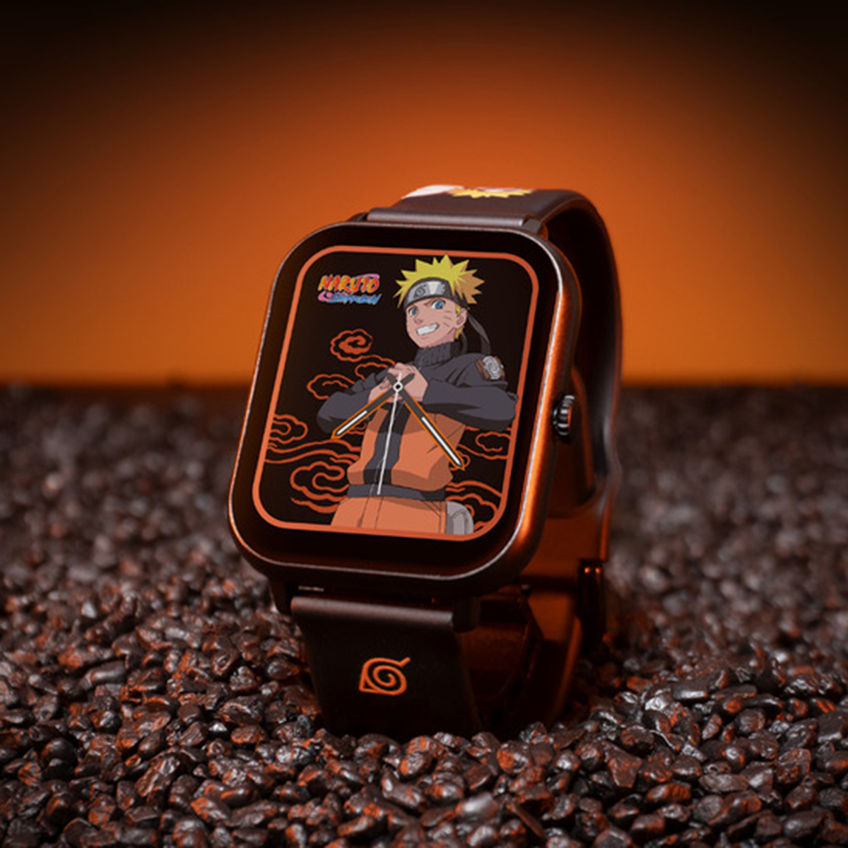 Smartwatch di Naruto su sfondo nero con accenti arancioni.