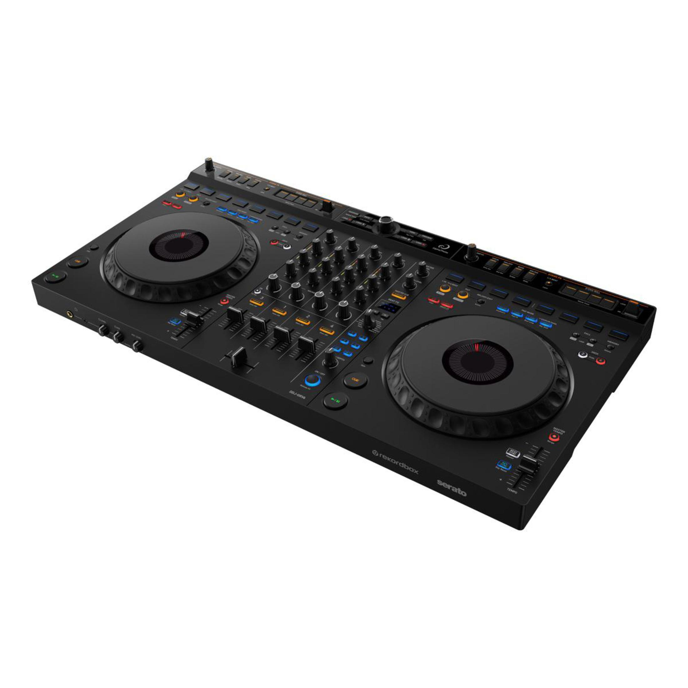 Mixer DJ nero con due giradischi, molte manopole e sfondo bianco.