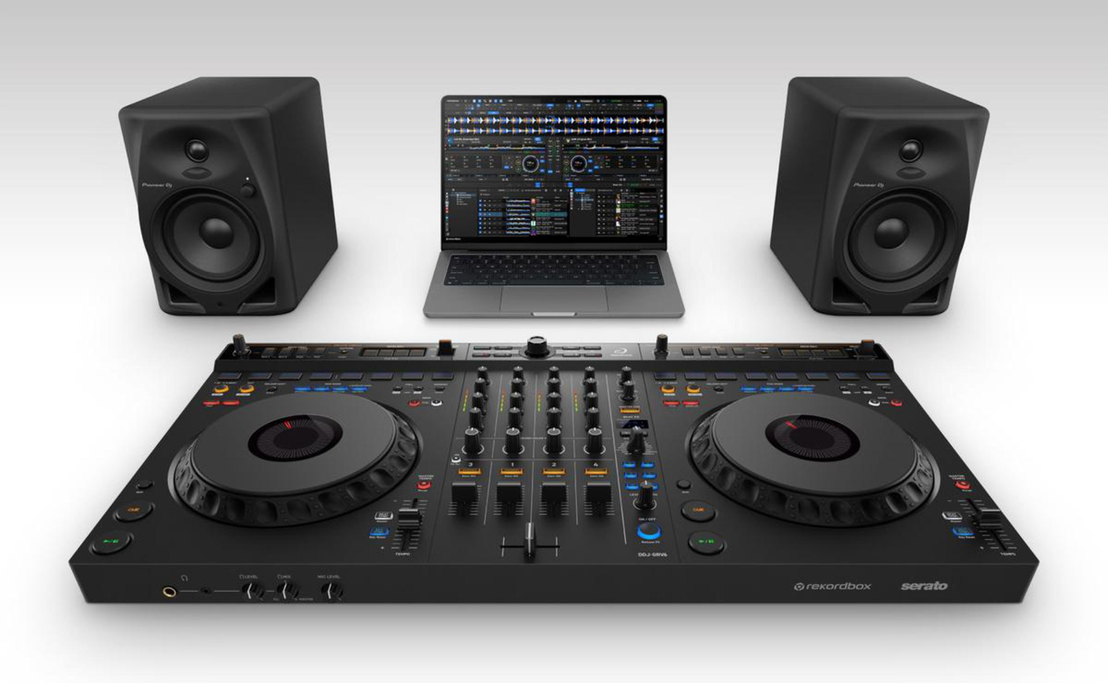 Un setup da DJ con due altoparlanti, un laptop e una console di missaggio. L'attrezzatura è nera.