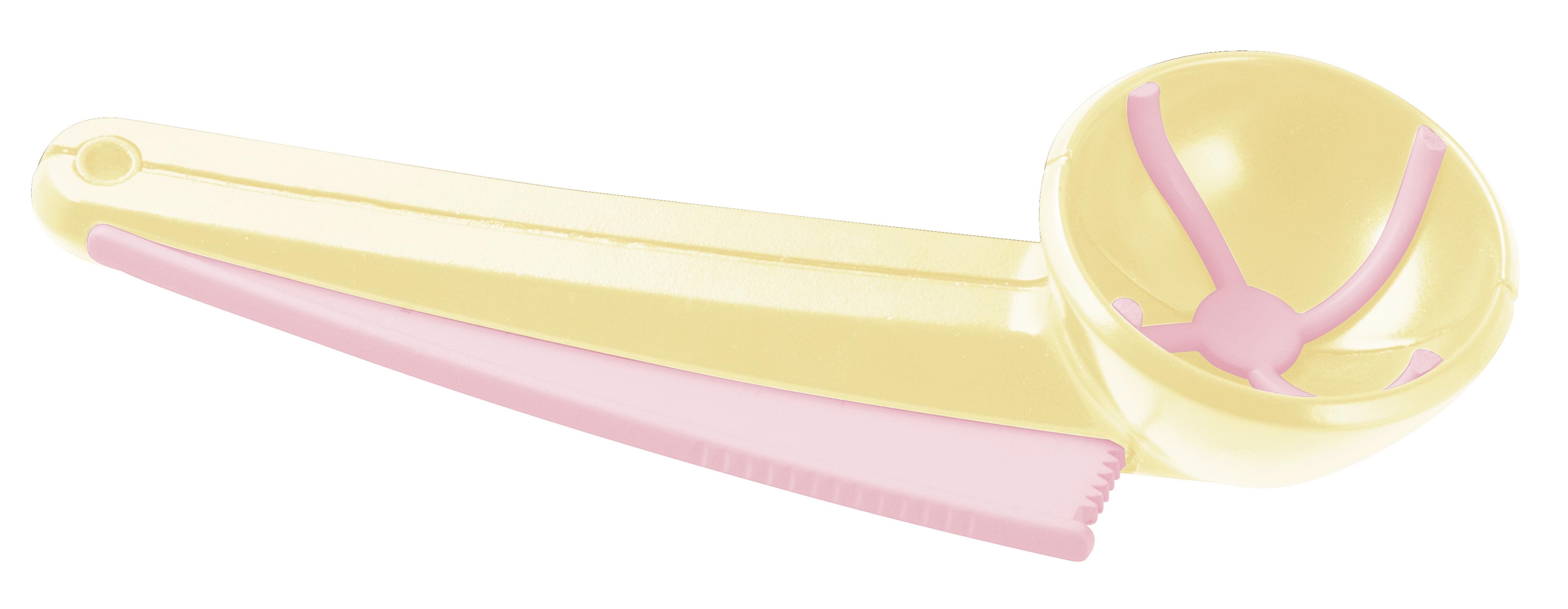 Gelb-rosa Eislöffel. Der Löffel befindet sich auf weißem Hintergrund.