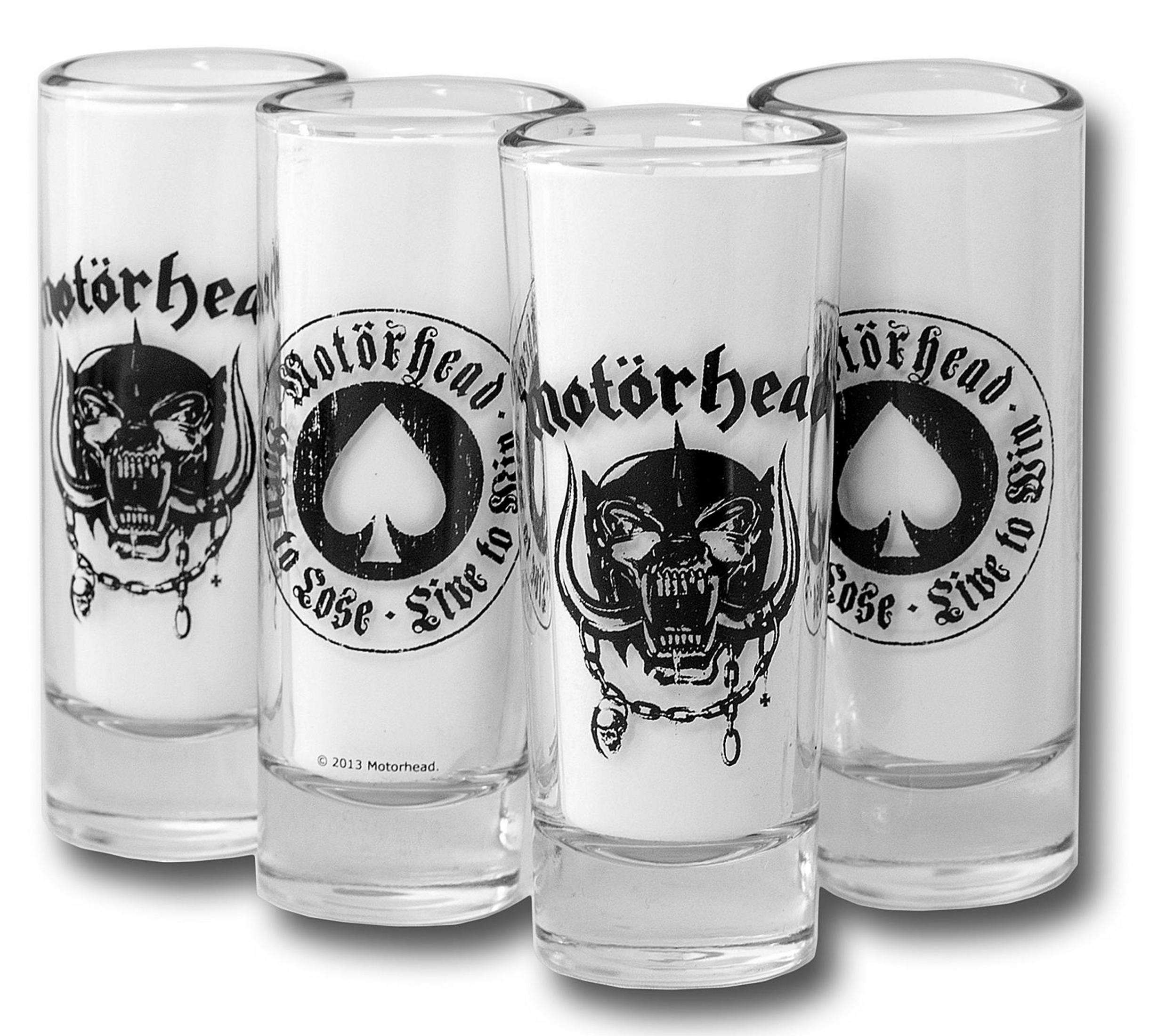 Vier Schnapsgläser mit dem Motörhead-Logo. Jedes Glas zeigt einen Totenkopf und ein Pik-Ass.