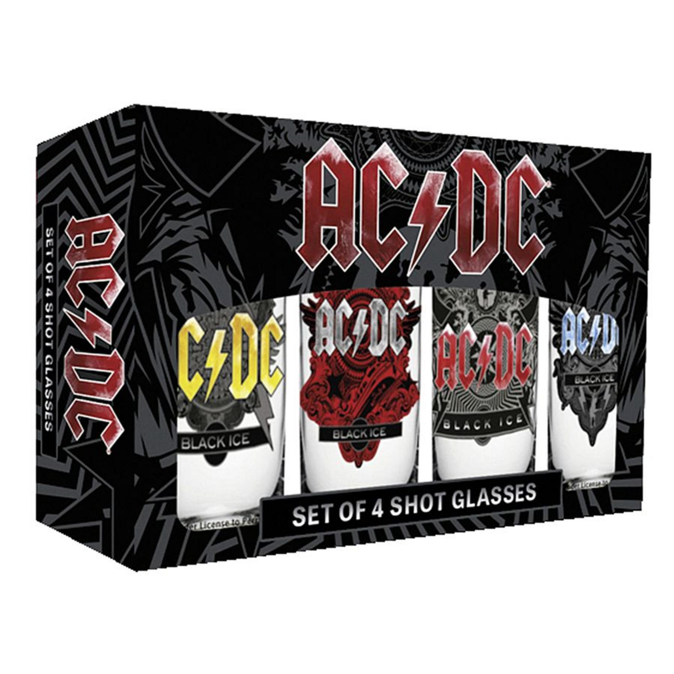 Box mit AC/DC-Schnapsgläsern mit dem Bandlogo. Vier Schnapsgläser mit verschiedenen Designs, schwarzer Hintergrund.
