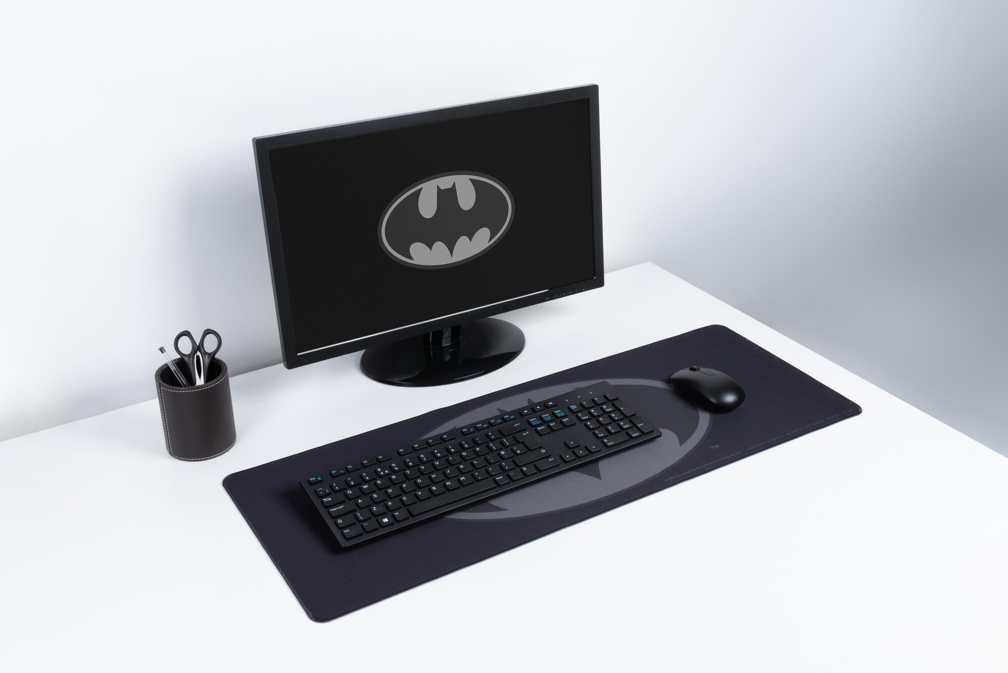 Schreibtisch-Setup: Monitor, Tastatur, Maus, Becher und Batman-Mauspad.