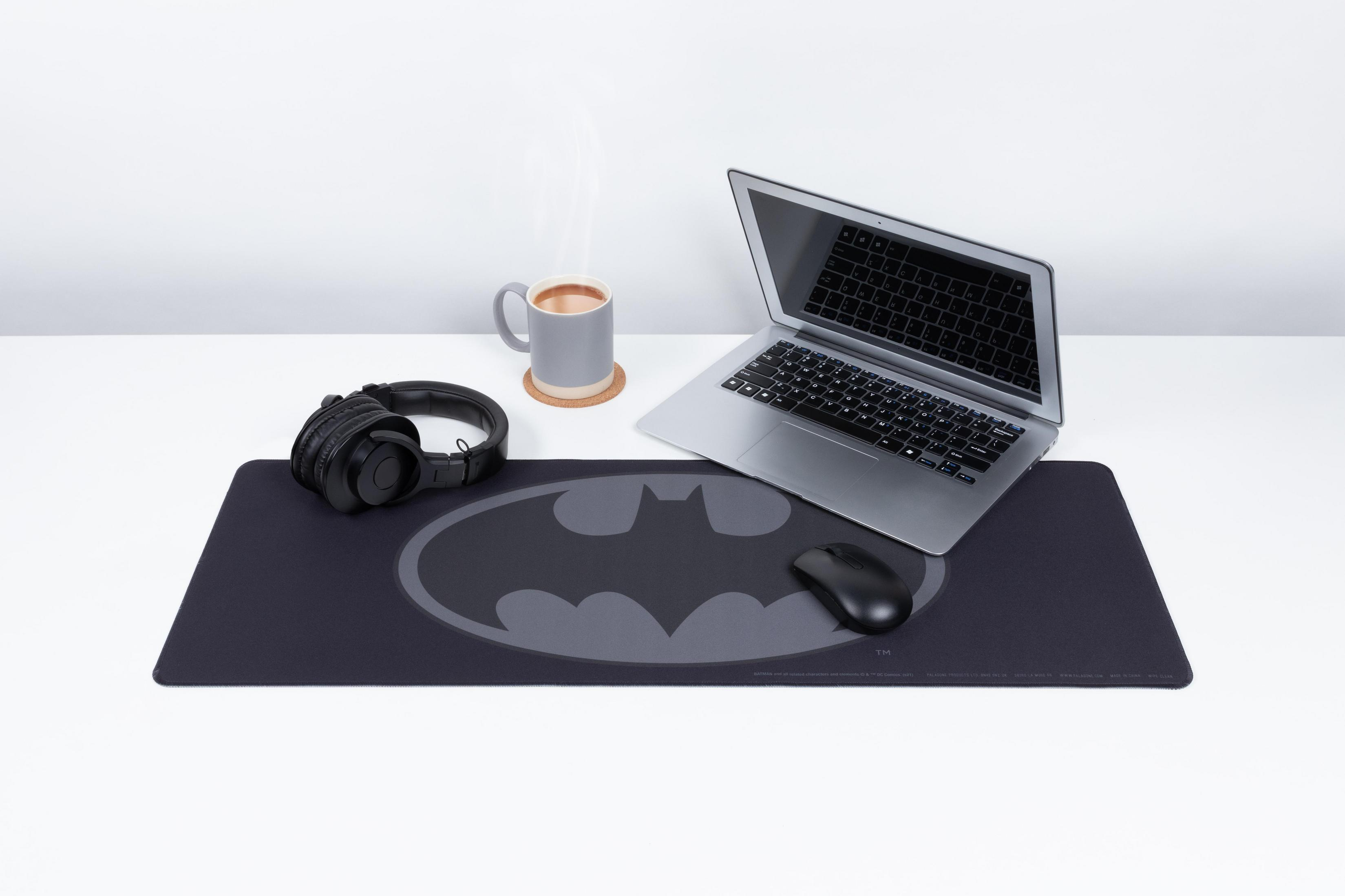 Schreibtisch mit Laptop, Maus, Kopfhörern und Batman-Mauspad.