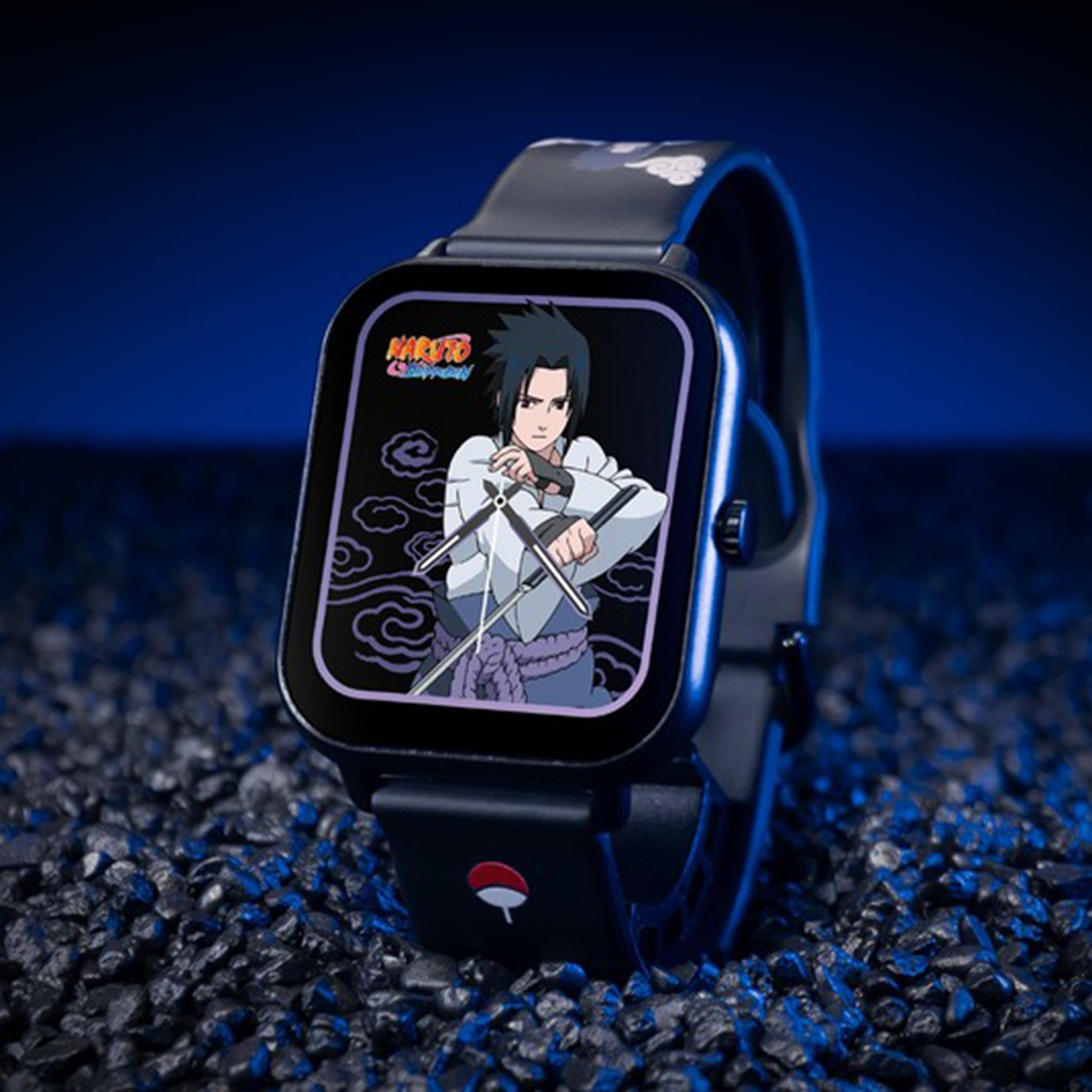 Smartwatch con personaggio anime. Cinturino nero, Sasuke sullo schermo, con un logo Naruto.