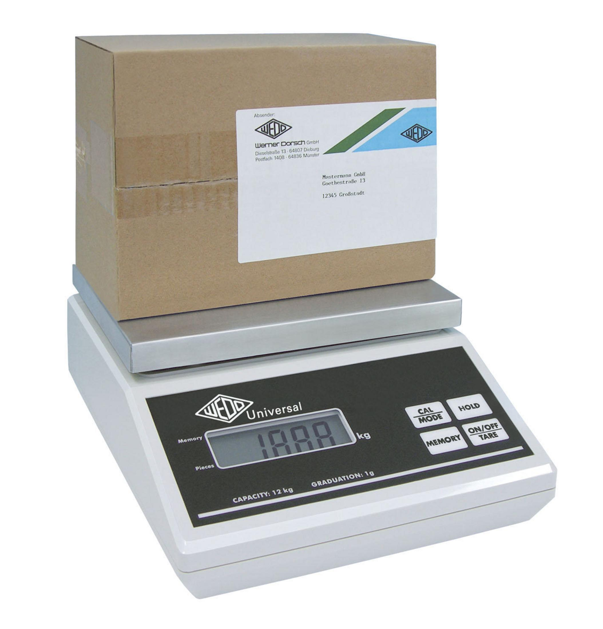 Digitale Waage mit einem Karton darauf. Die Waage zeigt ein Gewicht in Kilogramm an.