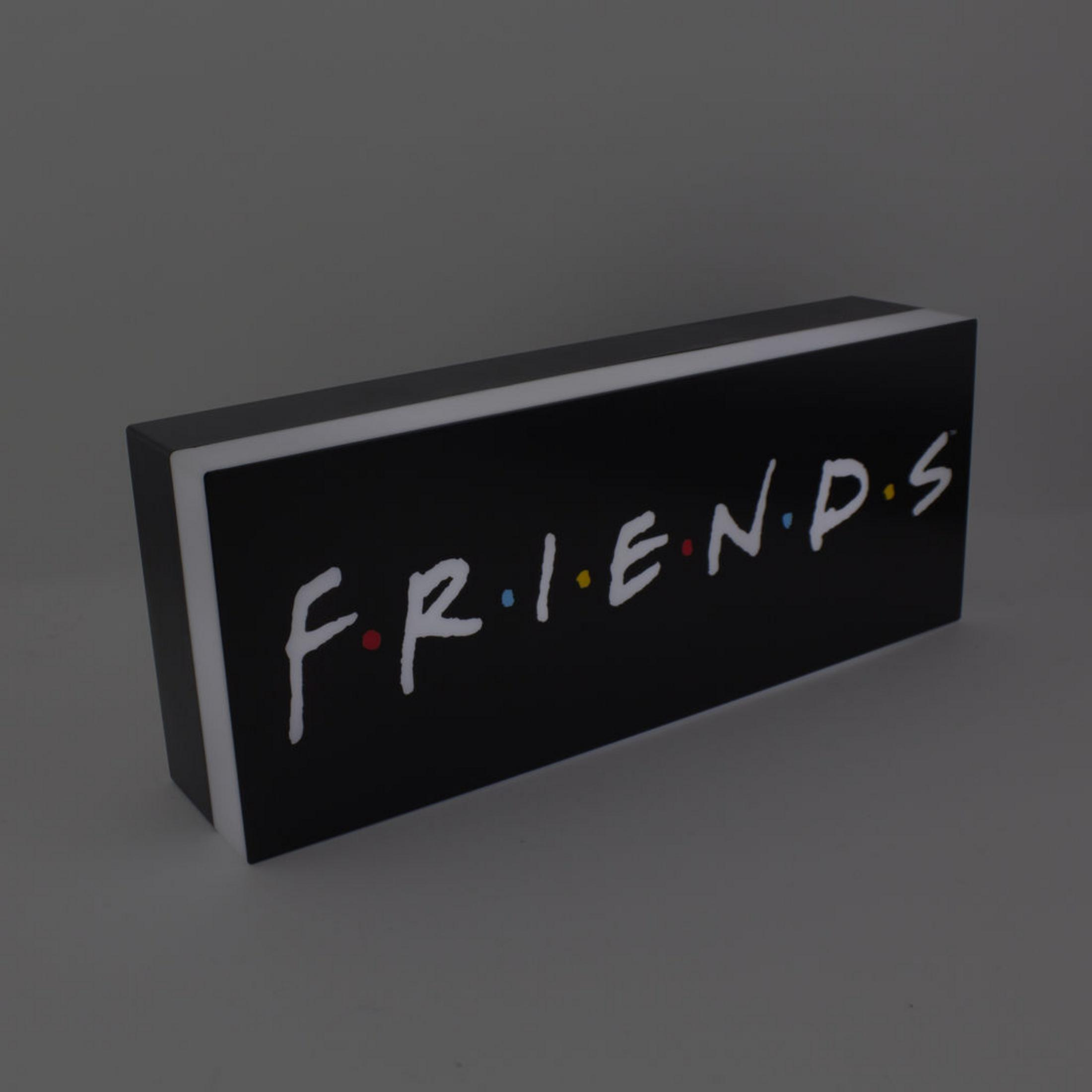 Ein schwarzes rechteckiges Schild mit dem Wort 'FRIENDS' in Weiß. Die 'O's im Wort haben farbige Punkte.