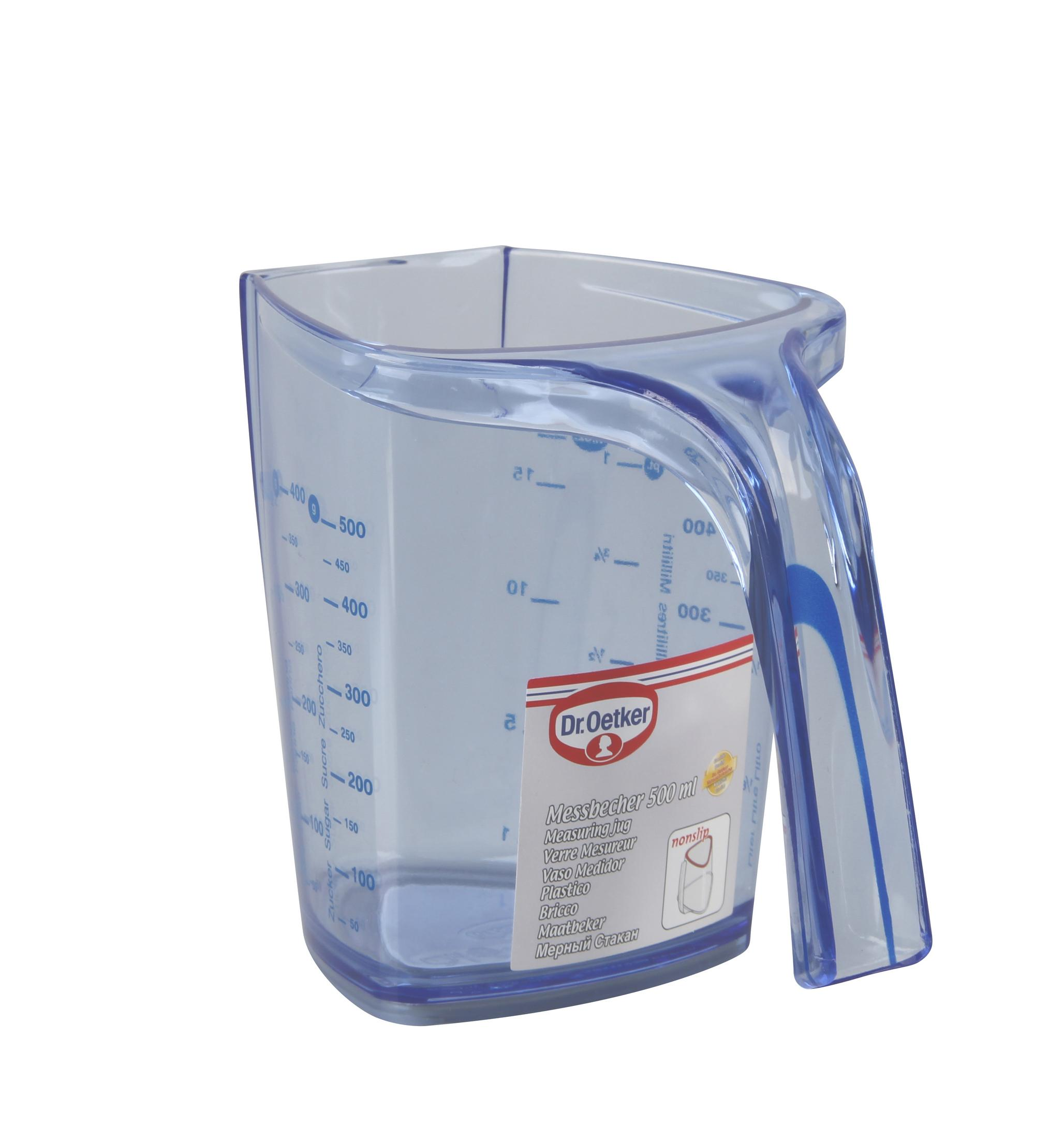 Blauer, transparenter Messbecher mit Griff. Text: Dr. Oetker Messbecher 500 ml.