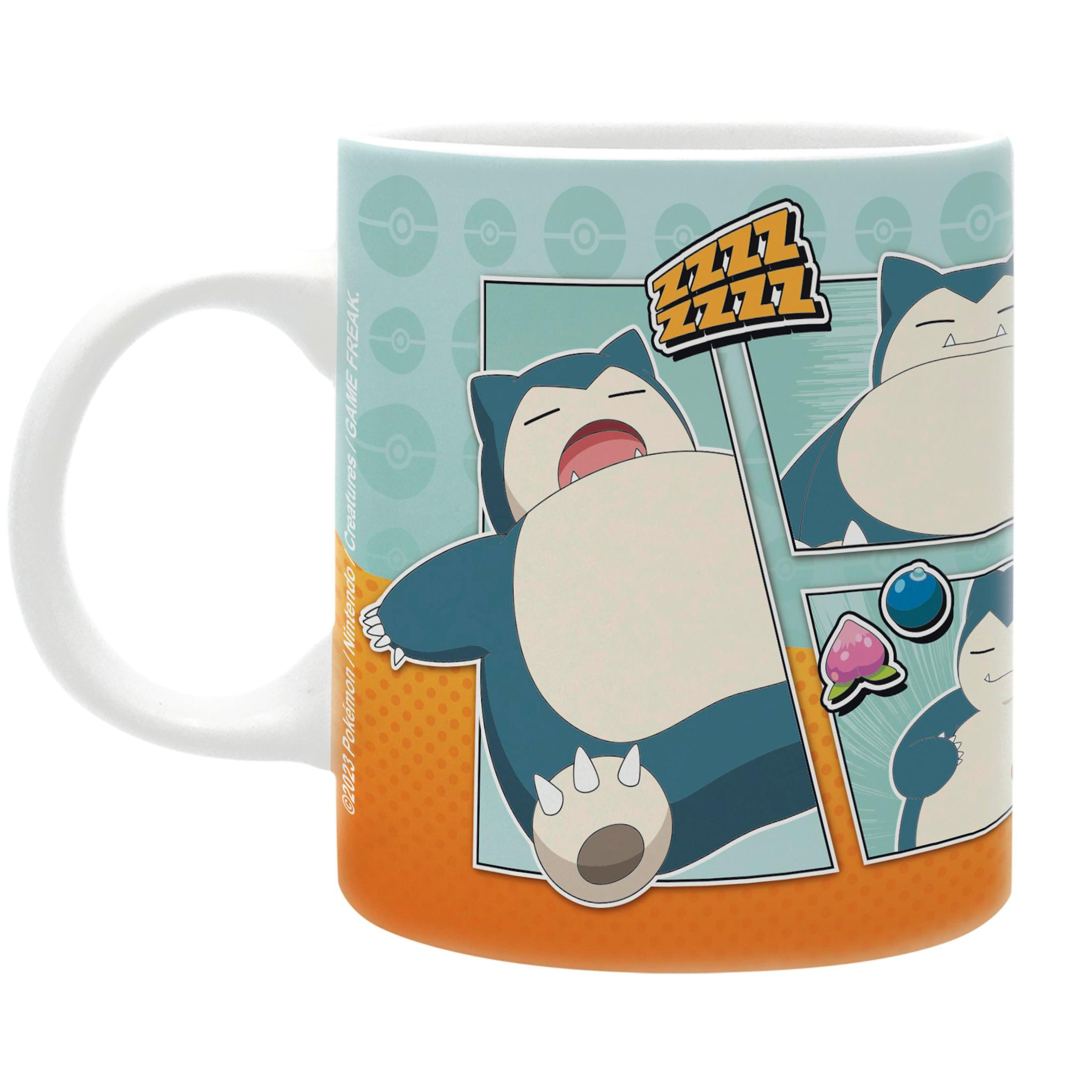Eine Tasse mit einem schlafenden Relaxo und anderen Pokémon-Charakteren, mit weißem Griff.