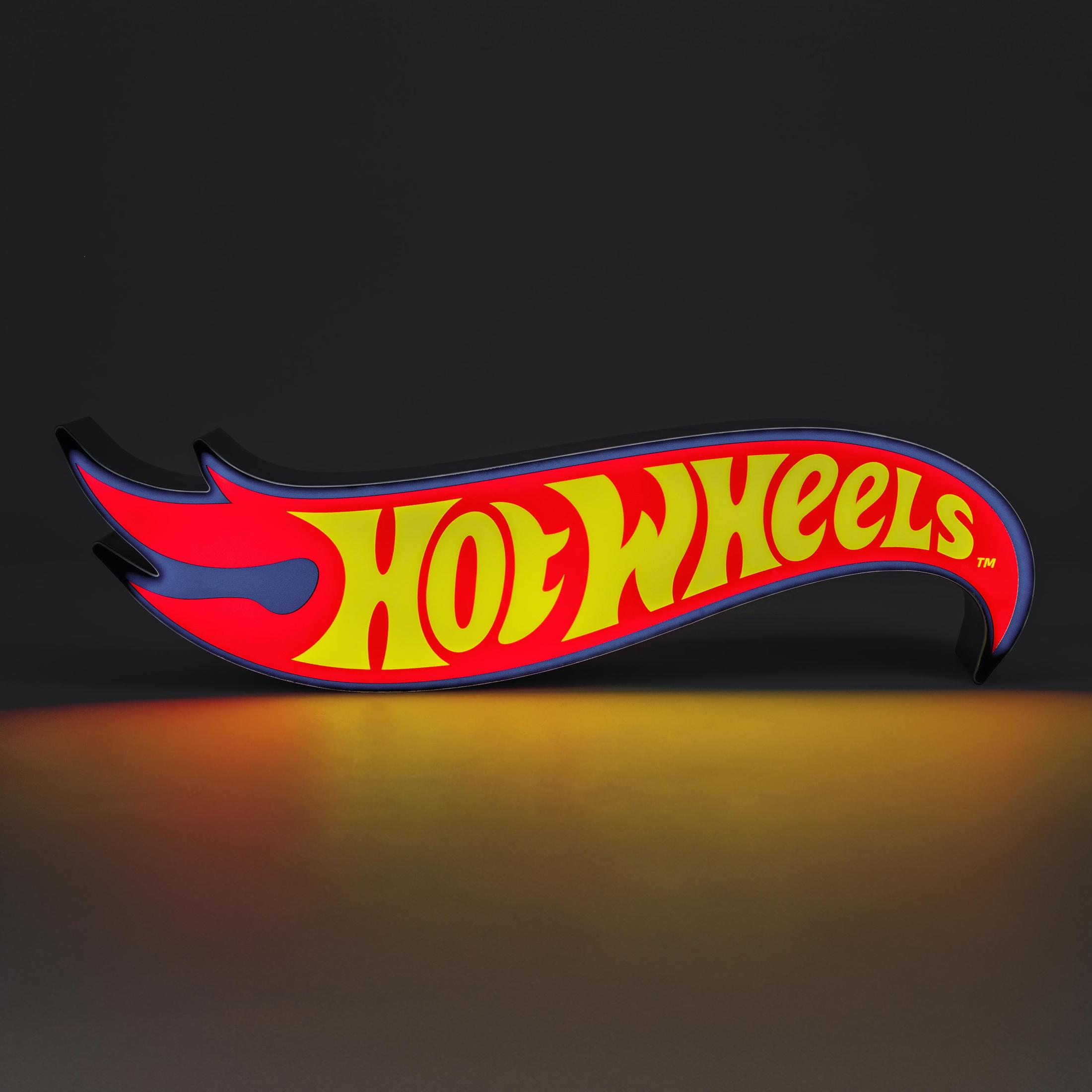 Znak logo Hot Wheels w kolorach czerwonym, żółtym i niebieskim na czarnym tle.