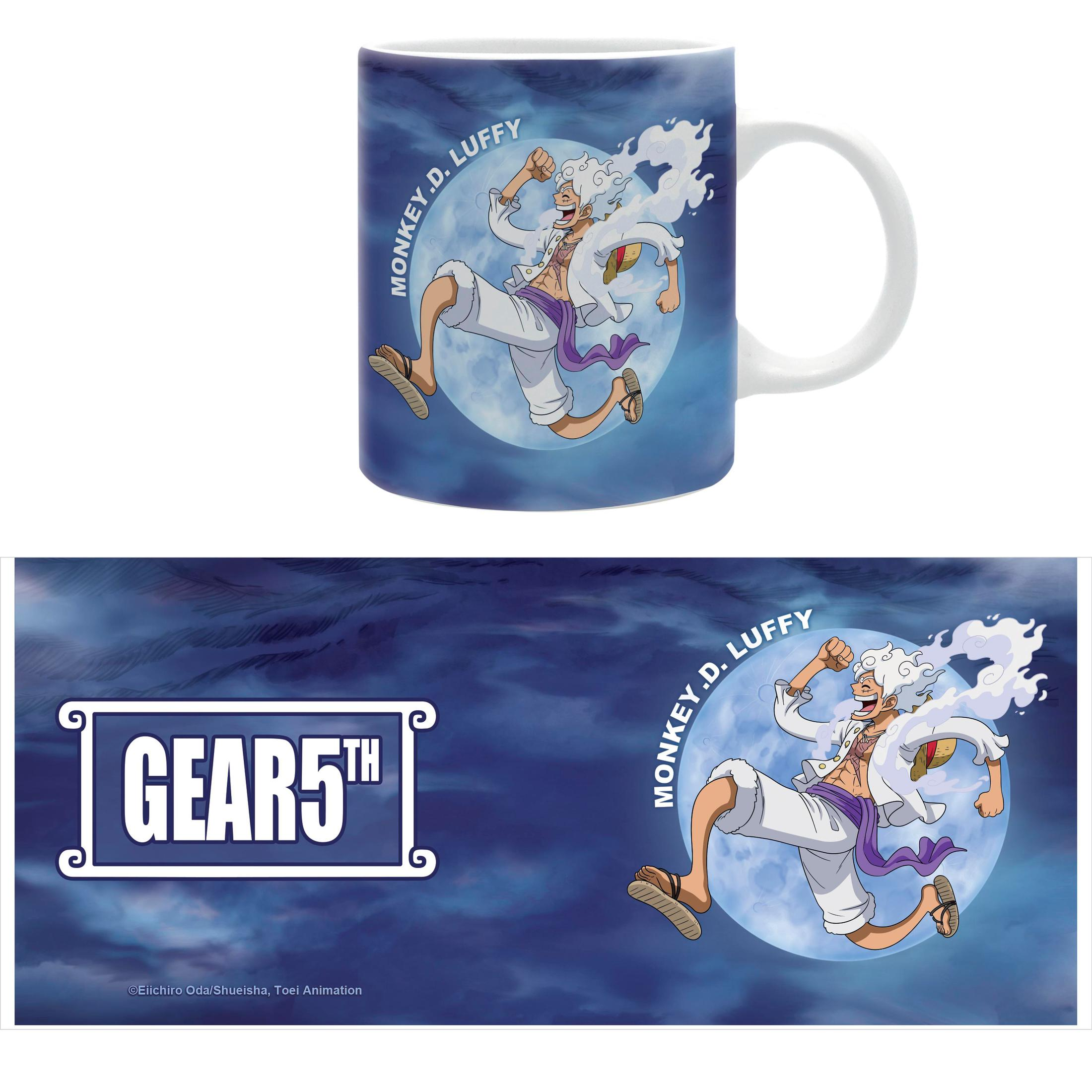 Tasse mit Ruffy aus One Piece, Gear 5 Form, mit passendem Hintergrund.