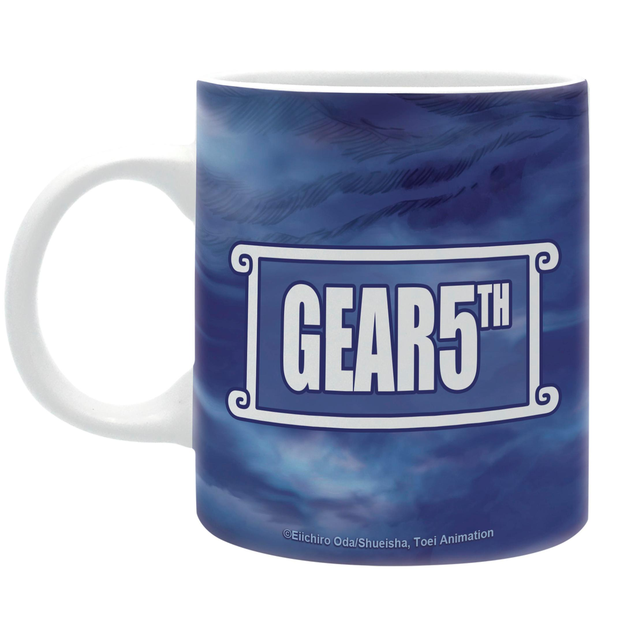 Ein weißer Becher mit blauem Wolkenmuster und den weißen Worten 'GEAR 5TH'.