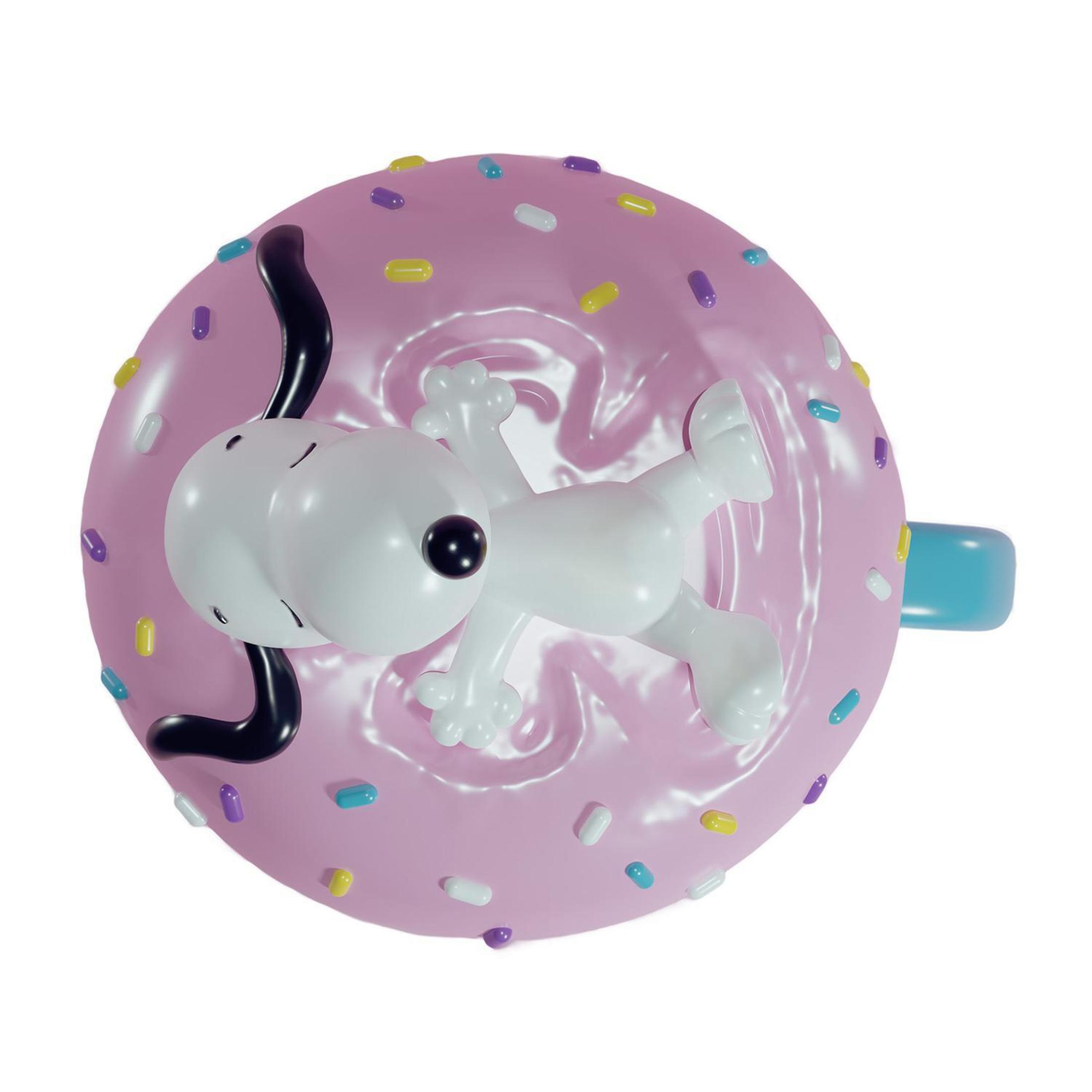 Snoopy-Figur auf einem rosa Donut mit Streuseln.