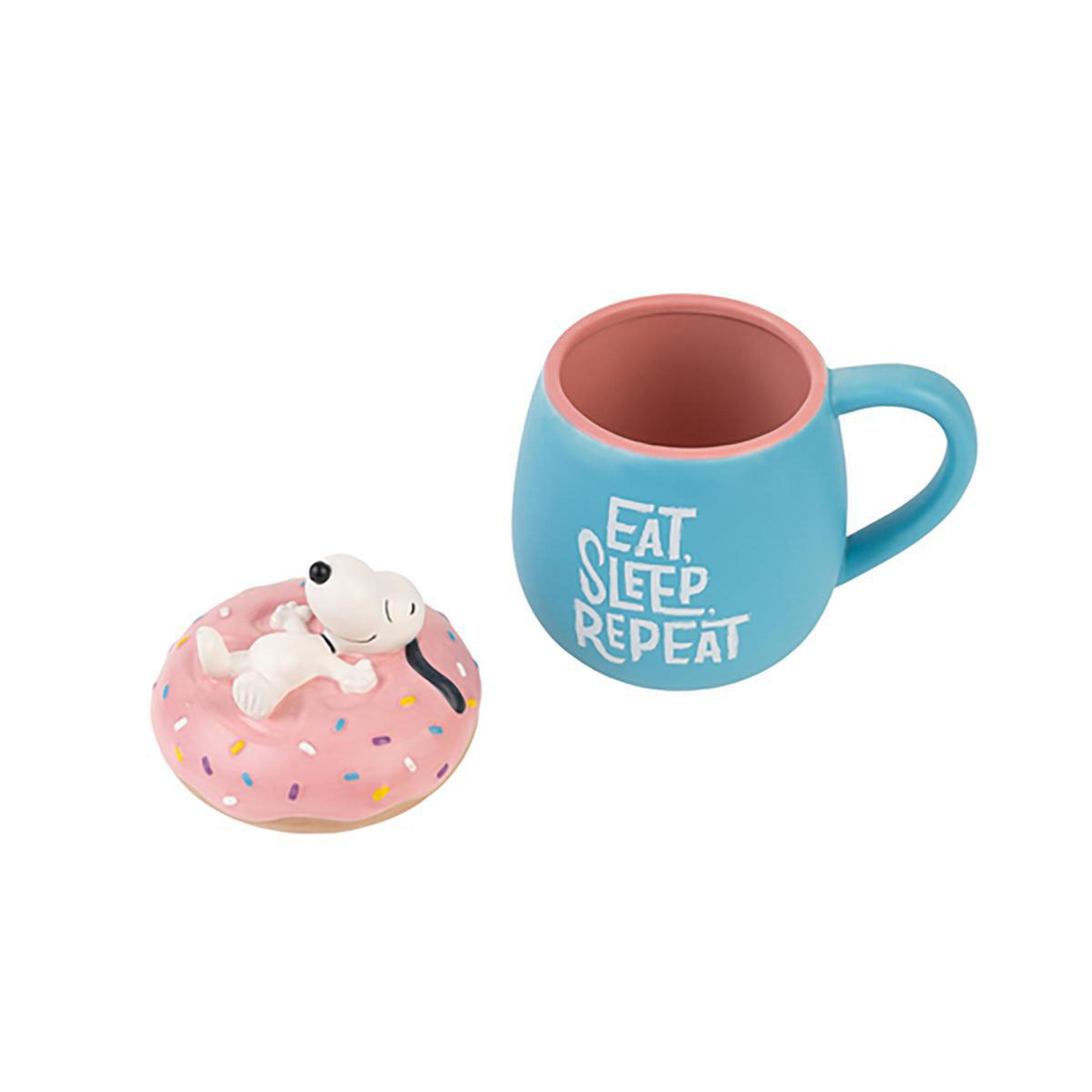 Donut- und Tassen-Set. Die Tasse sagt: Eat, Sleep, Repeat. Auf dem Donut ist Snoopy.