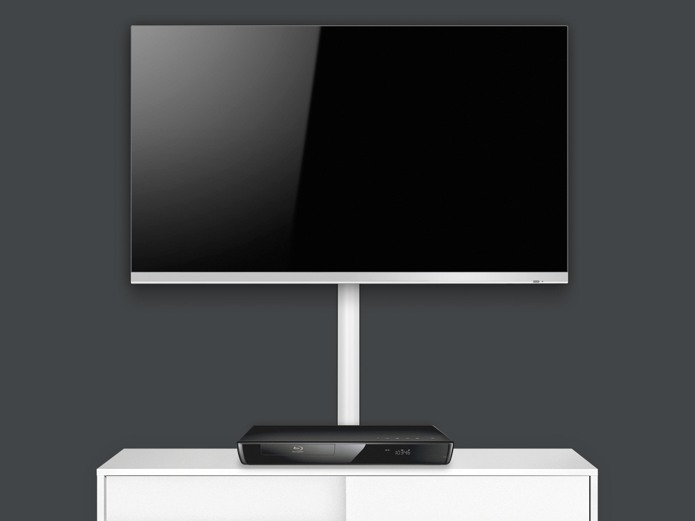 Fernseher an der Wand, schwarzer Bildschirm, weißer Ständer mit Gerät.