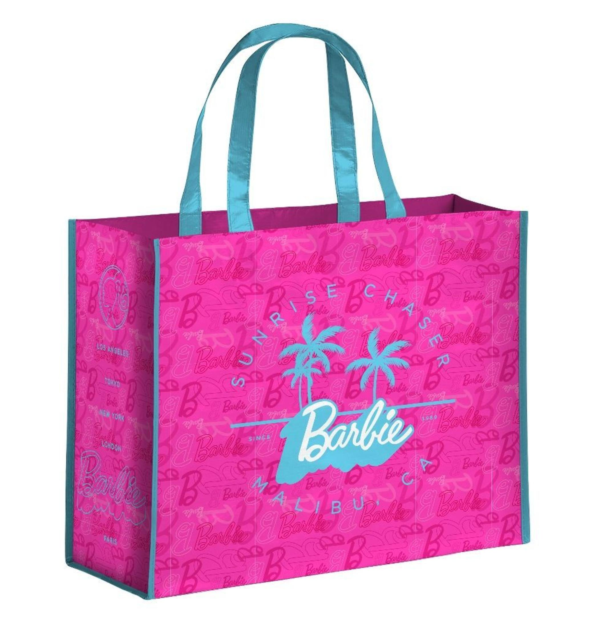Eine pinkfarbene Barbie-Tragetasche mit Text und Barbie-Logos, blaue Griffe.