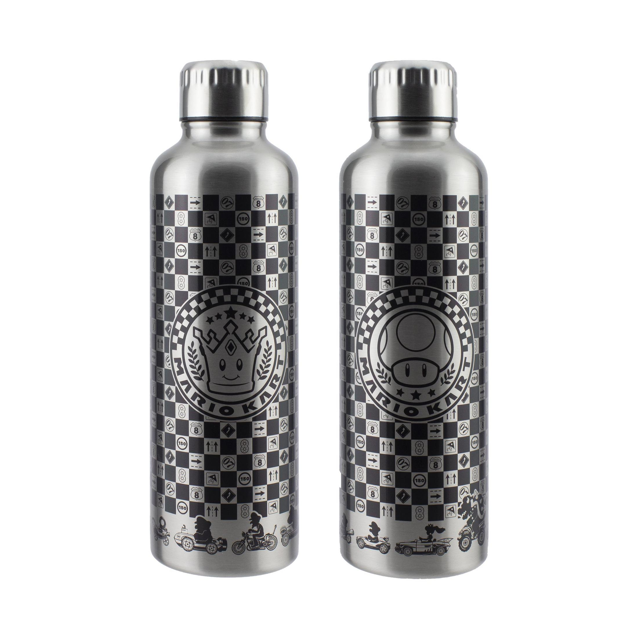 Dos botellas de agua de metal con gráficos de Mario Kart. Las botellas tienen un patrón de tablero de ajedrez y personajes de Mario.