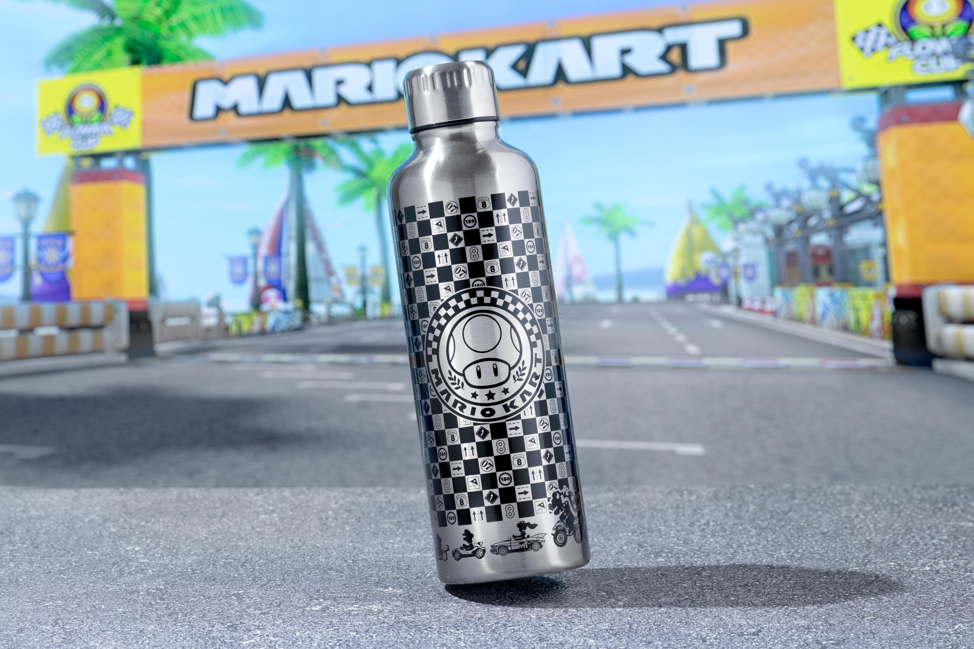 Botella de agua plateada de Mario Kart en una pista de carreras con una pancarta de Mario Kart detrás.
