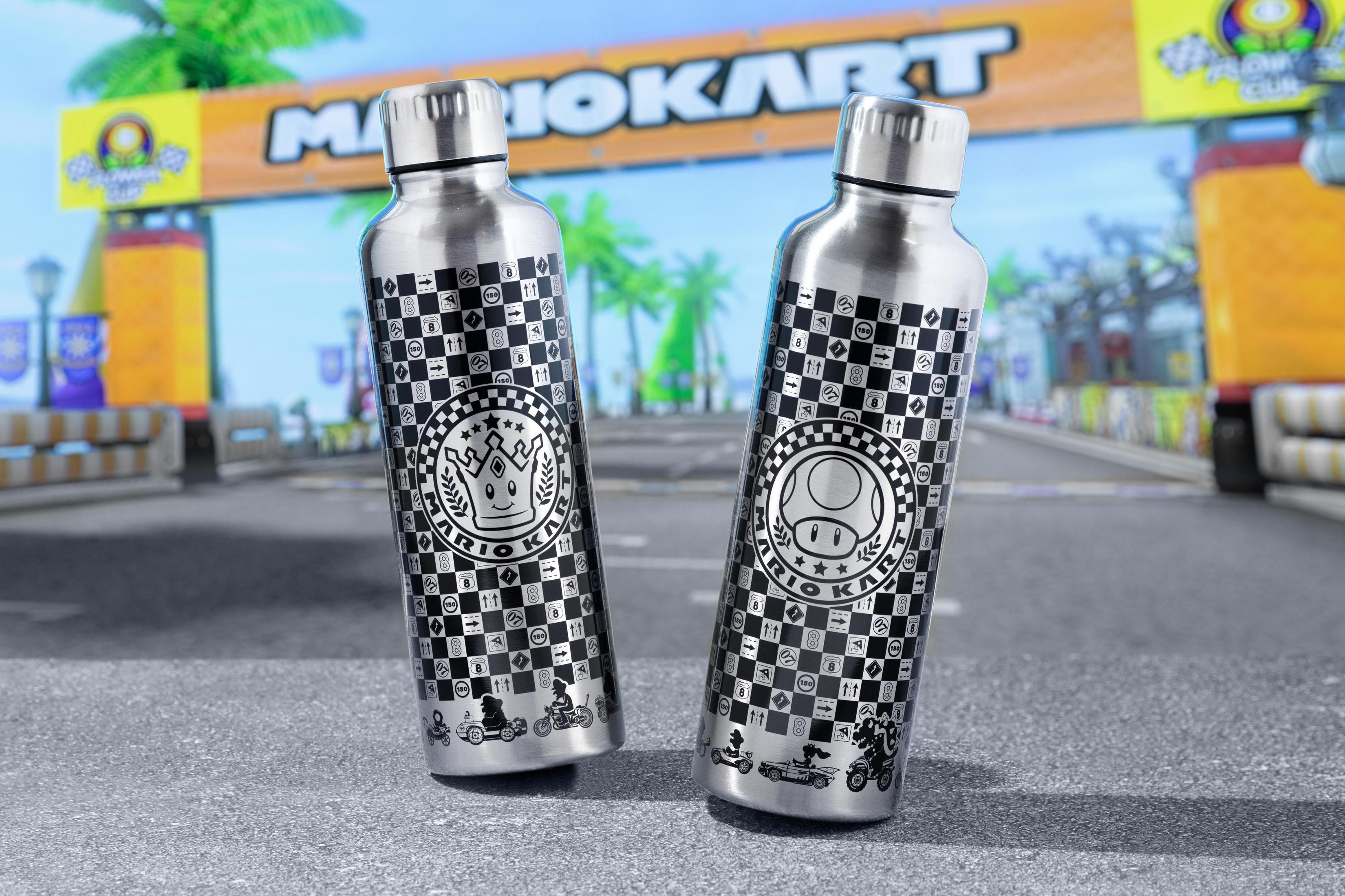 Dos botellas de agua de Mario Kart en una pista de carreras.
