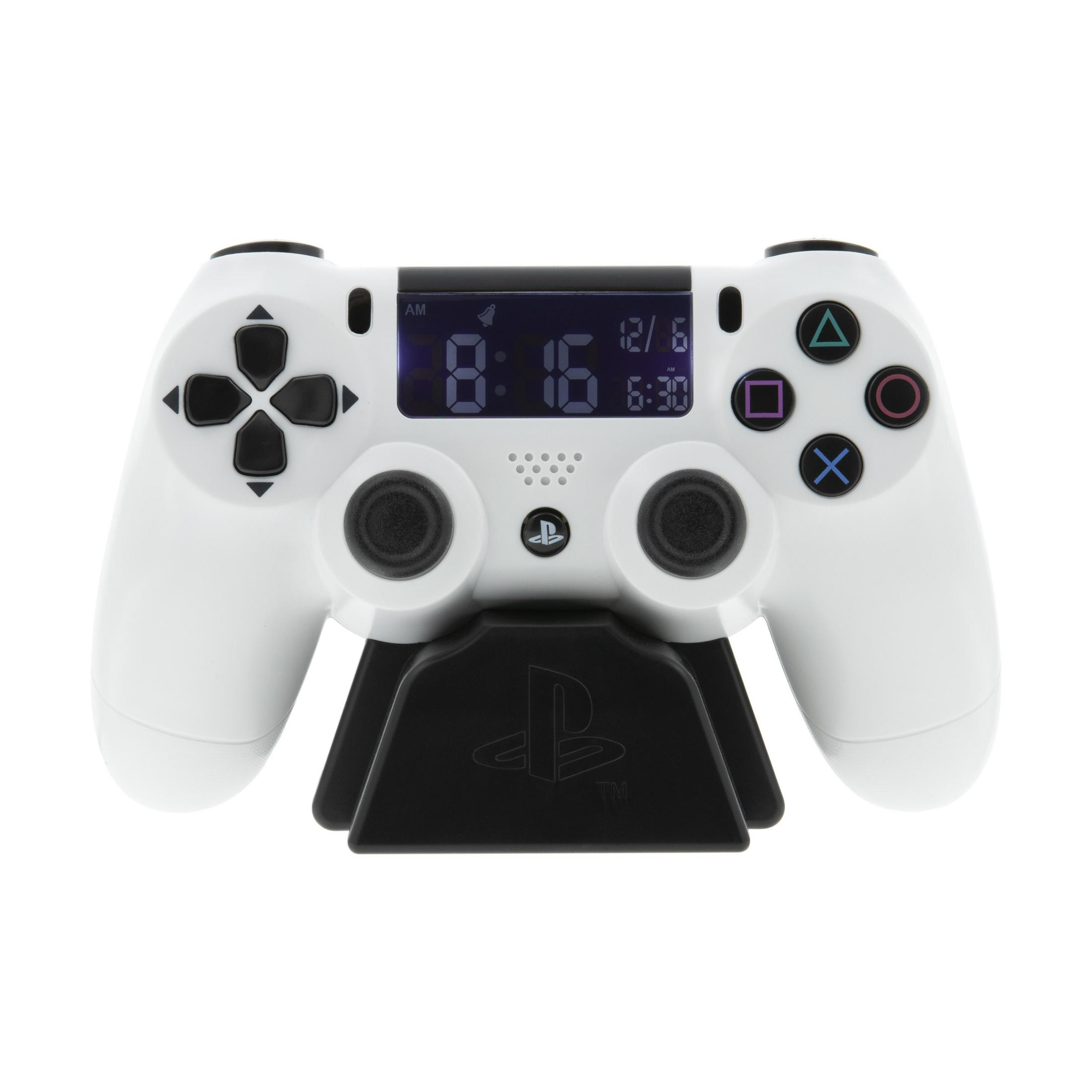 Weißer PS4-Controller auf einem schwarzen Ständer. Ein Display zeigt 8:16 und 6:30 an. Tasten sind sichtbar.