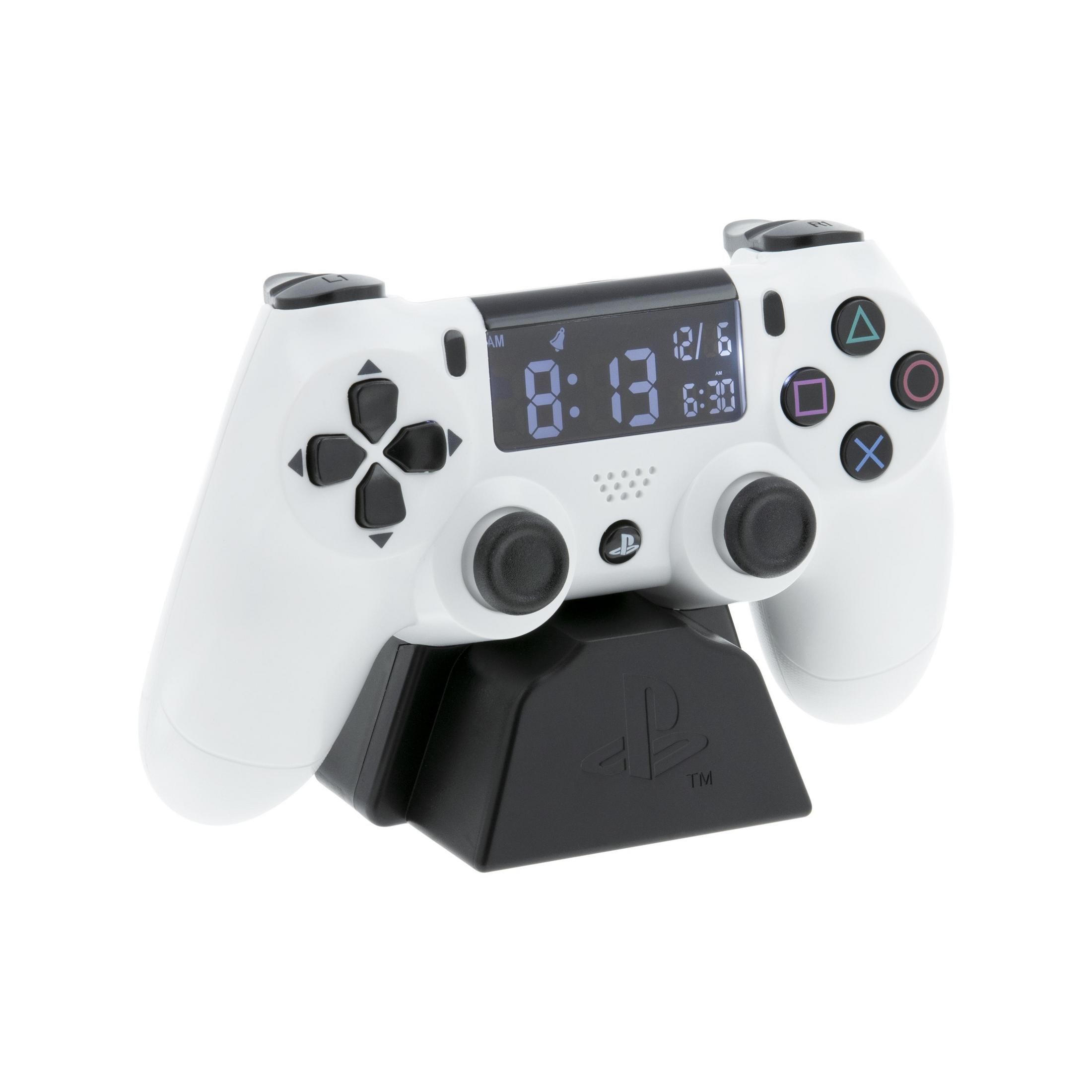 Weißer PlayStation 4-Controller mit schwarzem Ständer. Der Bildschirm zeigt Uhrzeit und Datum an.
