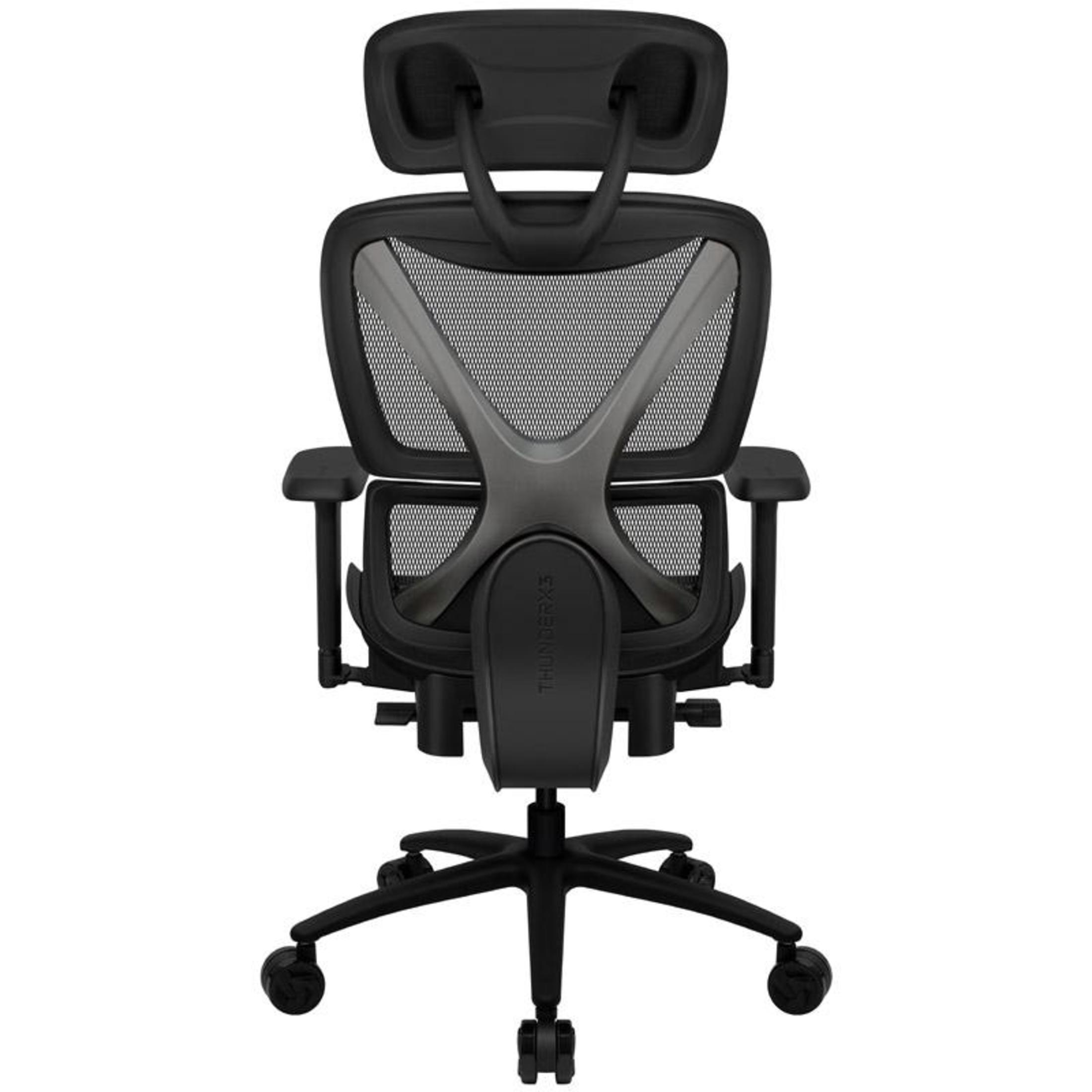 Silla de oficina negra, vista trasera. Tiene respaldo de malla, reposacabezas, reposabrazos y base de cinco estrellas con ruedas.