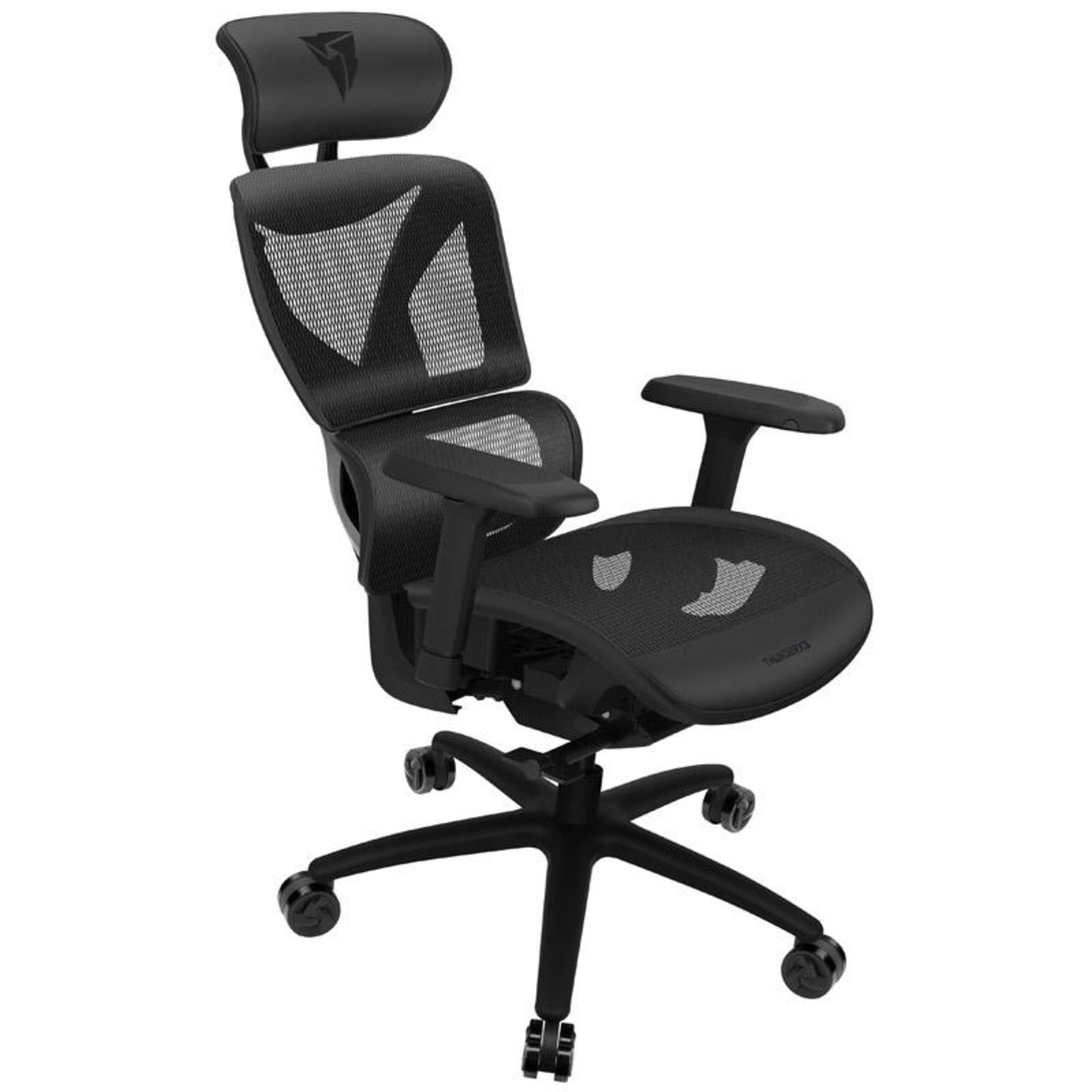 Silla de oficina ergonómica negra con respaldo de malla y reposacabezas. Ruedas en la parte inferior.