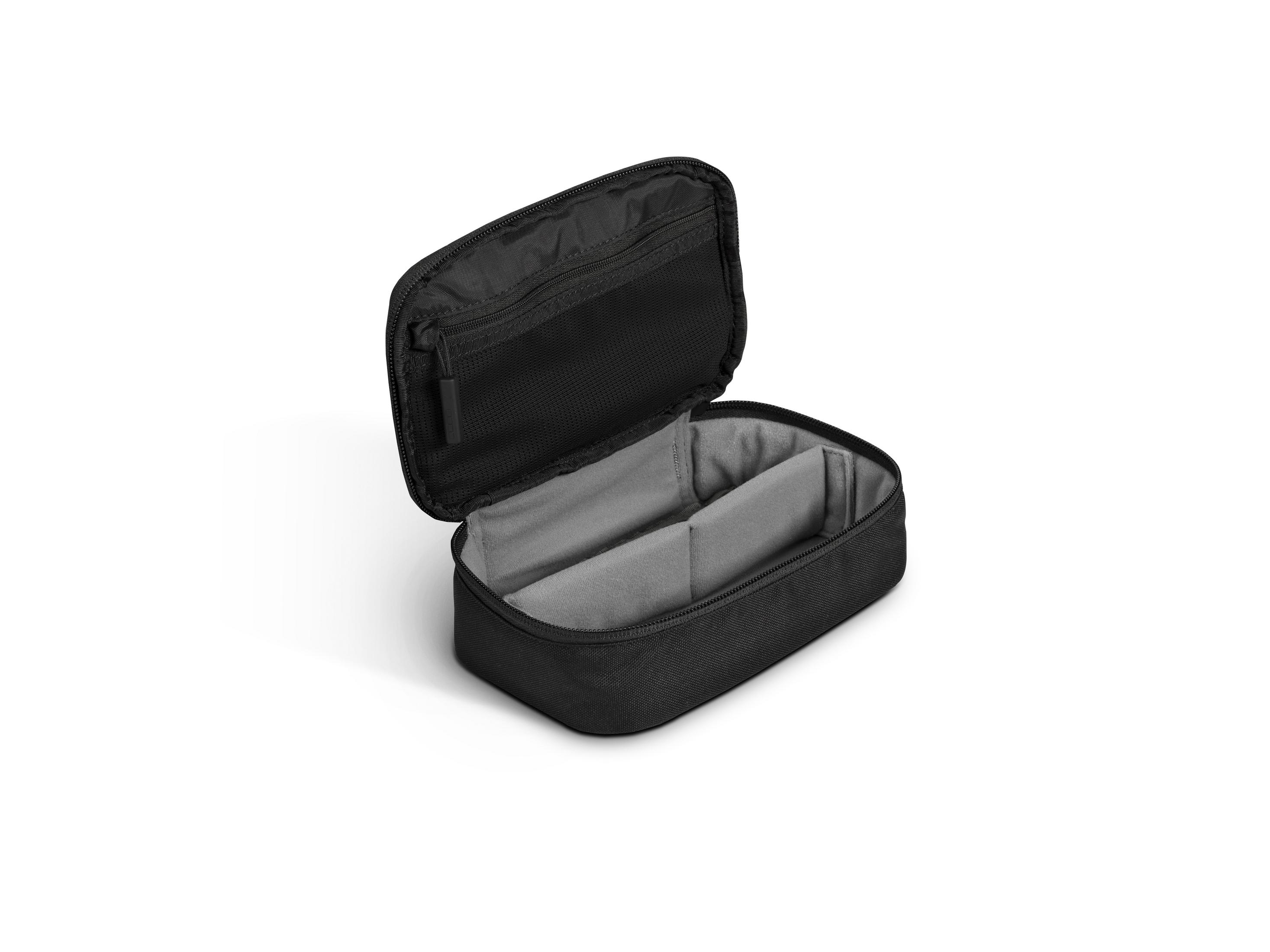 Czarna prostokątna torba podróżna z otwartym zamkiem błyskawicznym, szare przegródki w środku.