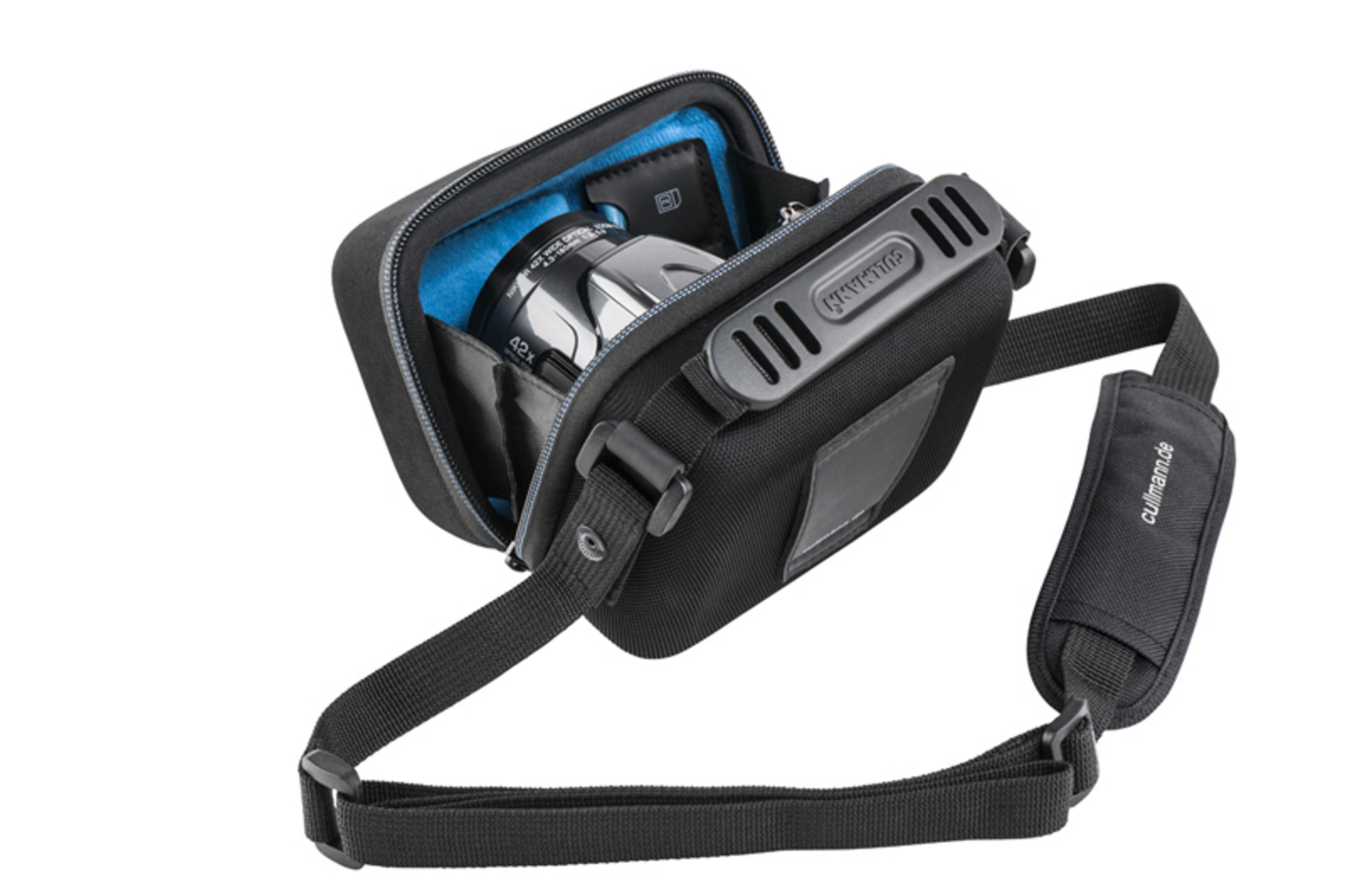 Schwarze Kameratasche mit Griff, Schulterriemen und Reißverschluss. Tasche offen, Kamera innen.